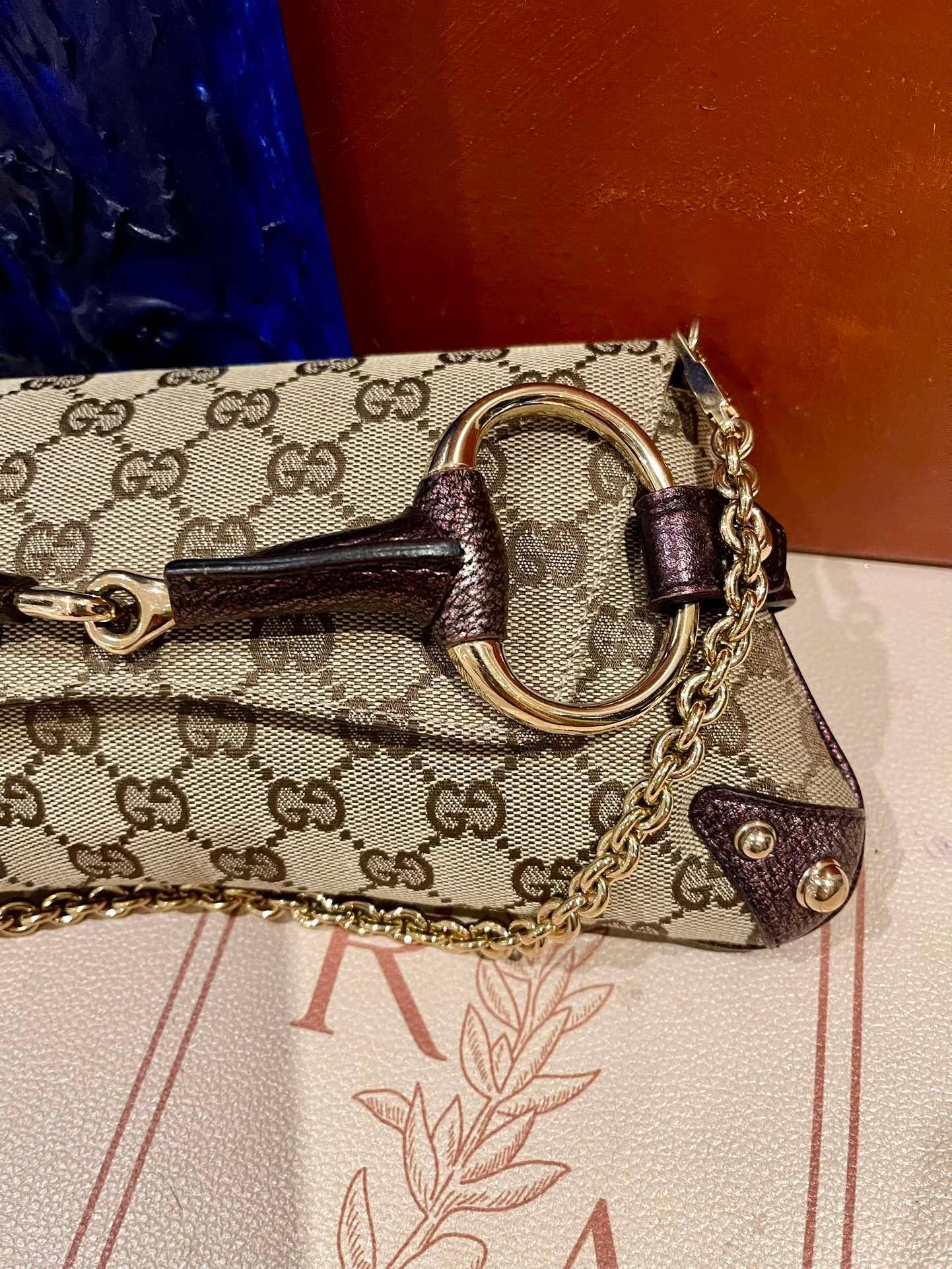 Marron Gucci Horsebit 1955 - Sac à chaîne Monogram en cuir violet irisé et clous dorés