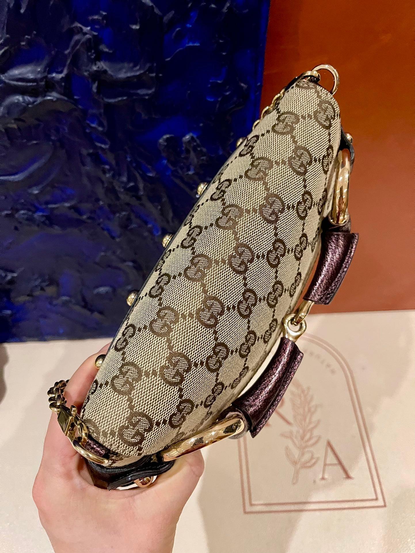 Gucci Horsebit 1955 - Sac à chaîne Monogram en cuir violet irisé et clous dorés Excellent état à AUBERVILLIERS, FR