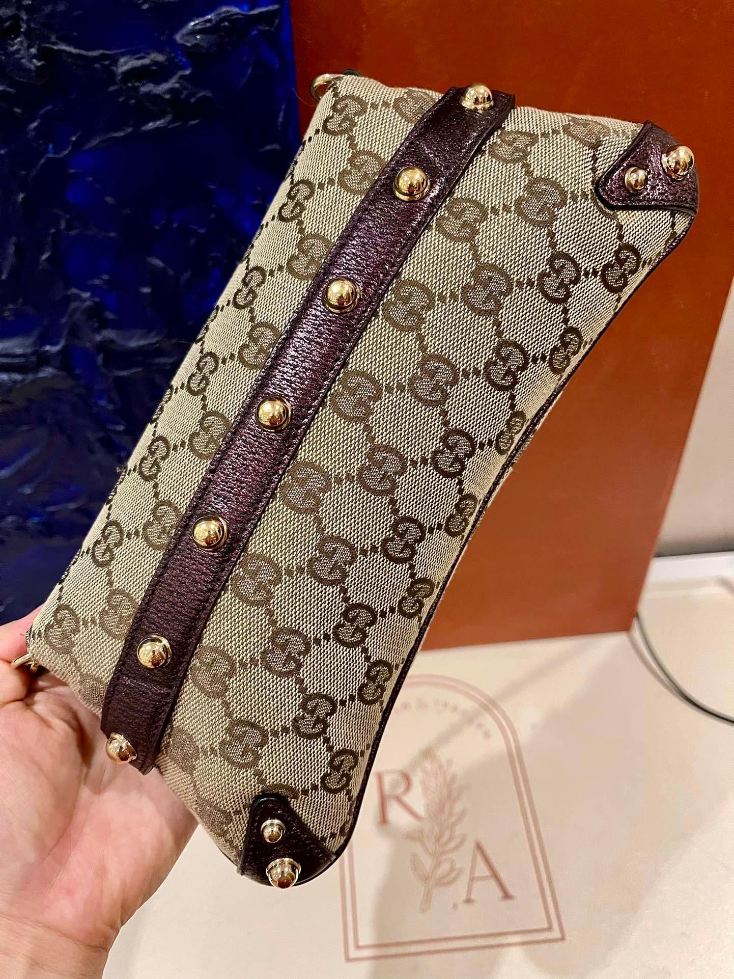  Gucci Horsebit 1955 - Sac à chaîne Monogram en cuir violet irisé et clous dorés Pour femmes 