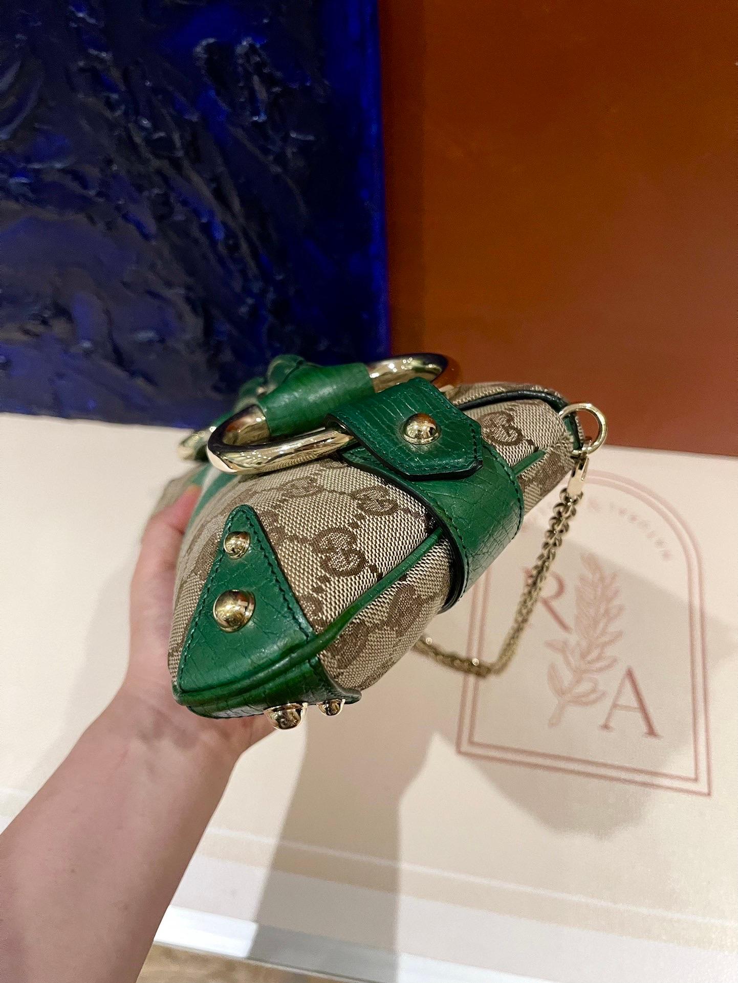 Gucci Horsebit 1955 Chain Cloth Gucci Monogram Green Leather and Gold Studs In Excellent Condition In AUBERVILLIERS, FR