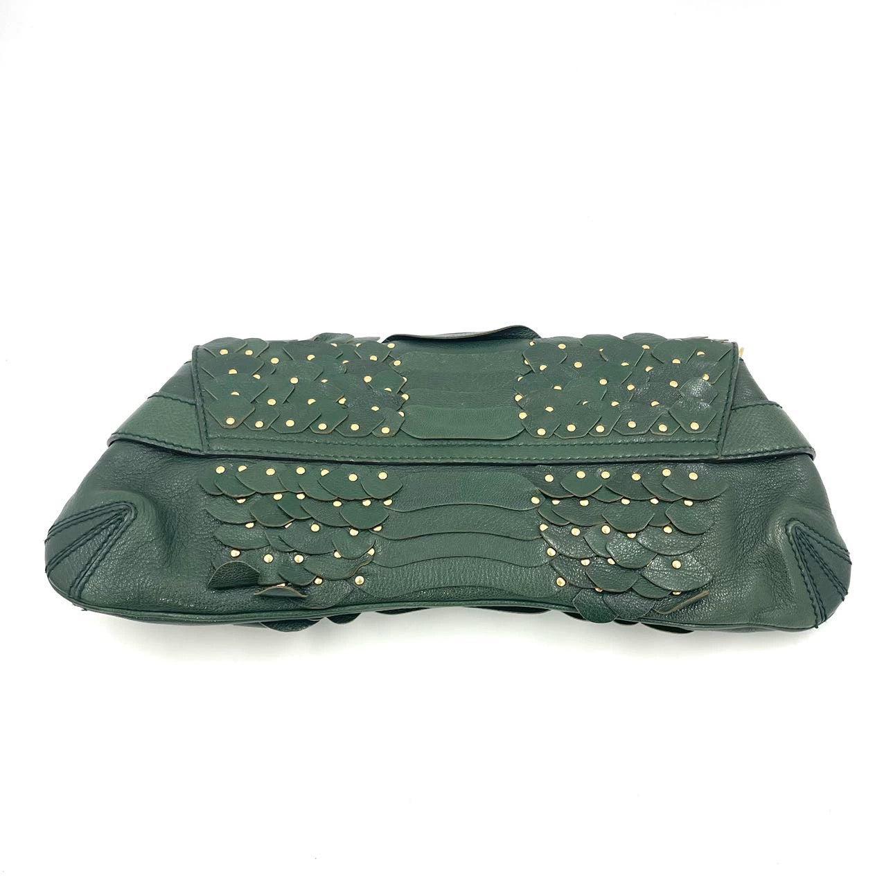 Gucci Horsebit 1955 Cadena Piel Verde y Tachuelas Doradas
Estas son fotos profesionales de la bolsa real.
Este modelo revive en la colección Otoño/Invierno Gucci 2023. Hazte con el modelo vintage en oferta.
ESTADO: EXCELENTE
Este bolso Gucci