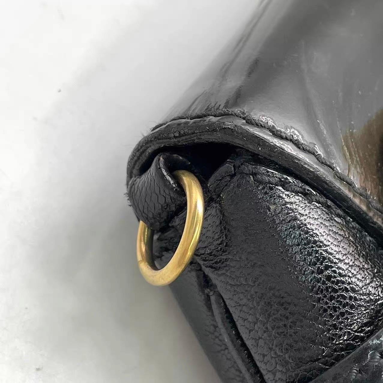 Gucci 1955 Horsebit Chain Large Black Leather and Patent Leather Shoulder Bag en vente 13