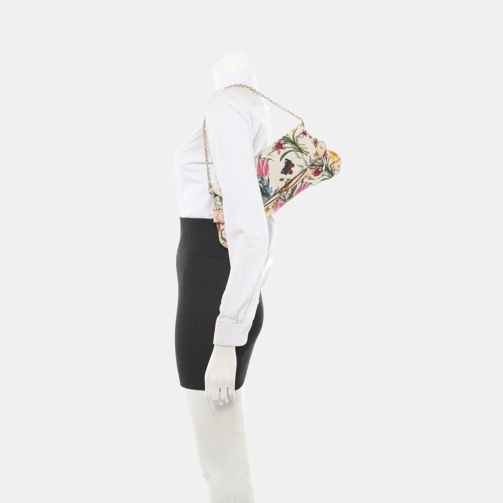 Gucci Horsebit 1955 Chain Shoulder bag in Limited edition floral print
 These are professional photos of the actual bag offered by Luxbags.
 
 
 
 Make a statement with this large Gucci shoulderbag. Crafted from Limited edition floral print, with