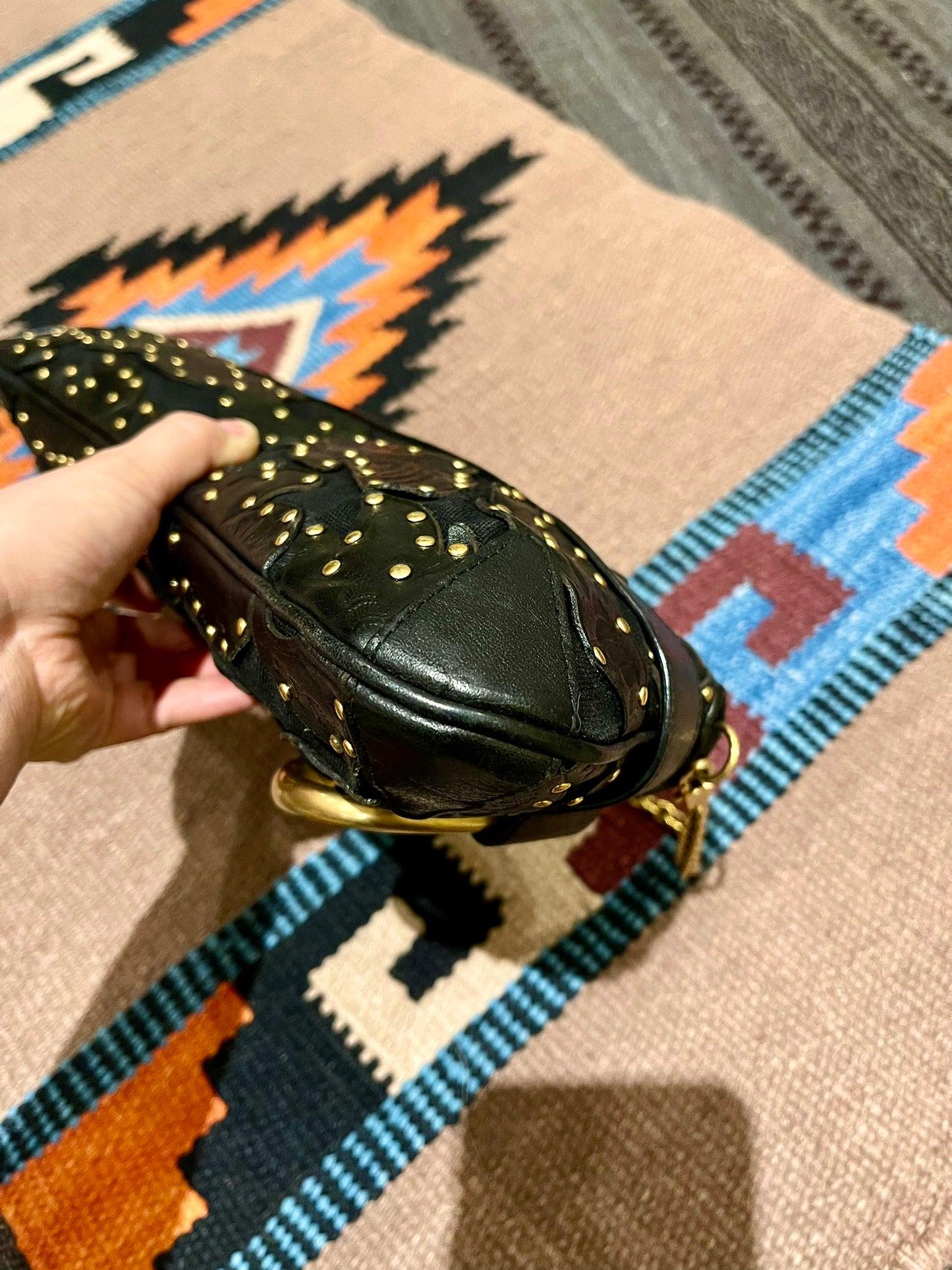Gucci Horsebit 1955 Kette Umhängetasche Große aus schwarzem geprägtem Leder mit Goldnieten im Angebot 8