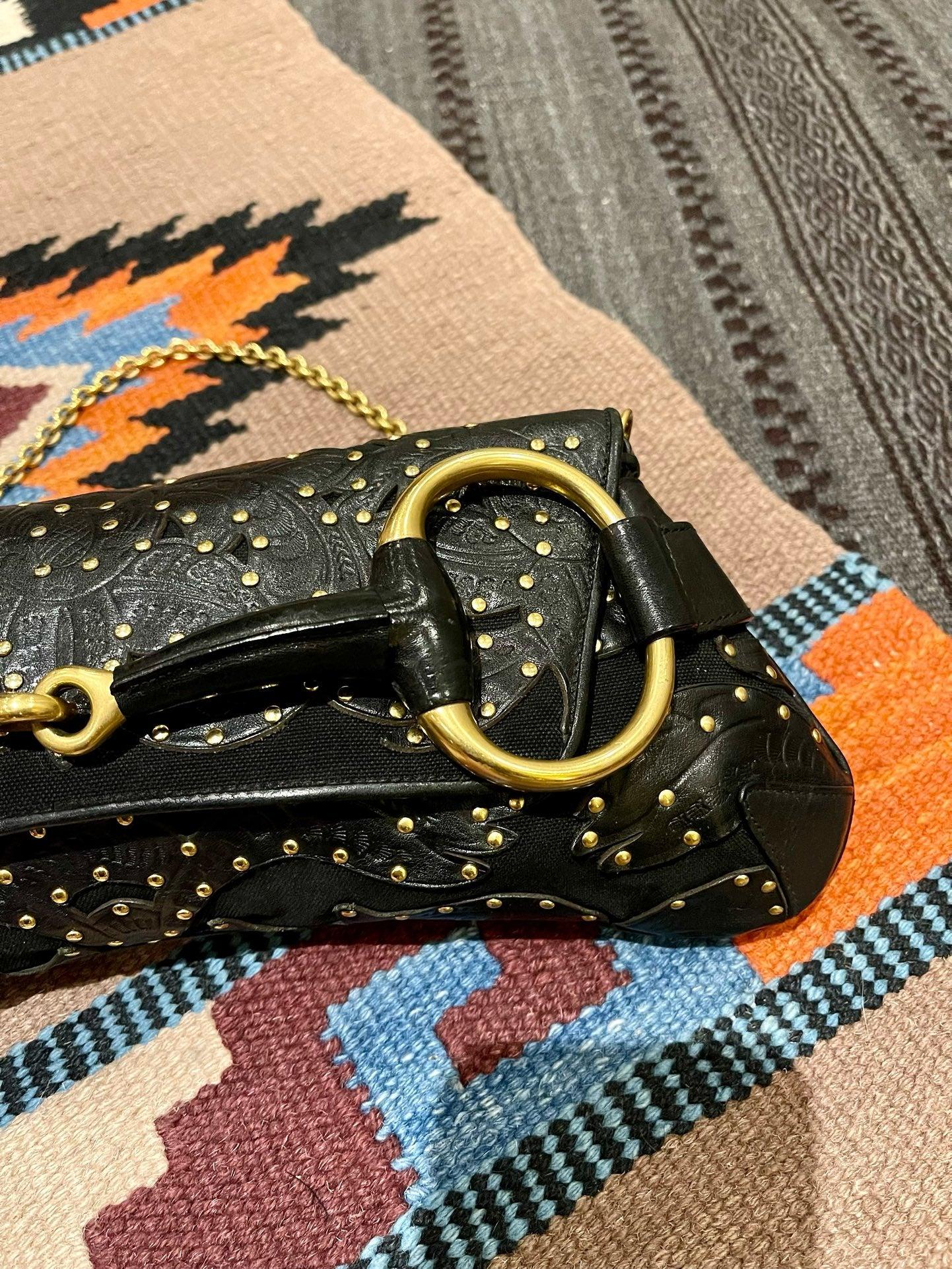 Gucci Horsebit 1955 Kette Umhängetasche Große aus schwarzem geprägtem Leder mit Goldnieten (Schwarz) im Angebot