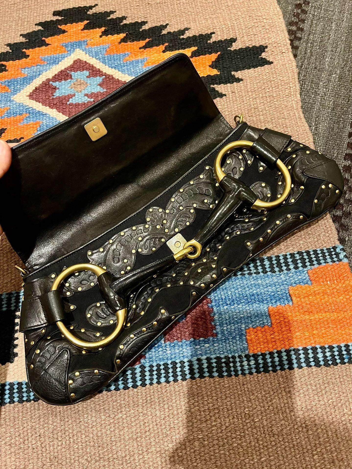 Gucci Horsebit 1955 Chain Shoulder bag Large Black Embossed Leather & Gold Studs For Sale 4