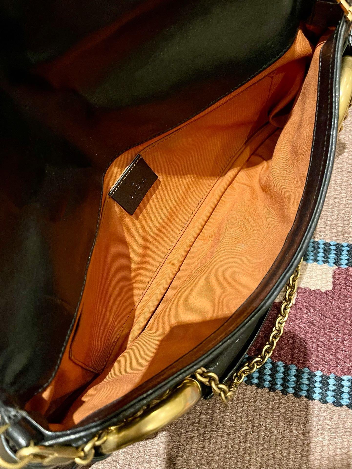 Gucci Horsebit 1955 Kette Umhängetasche Große aus schwarzem geprägtem Leder mit Goldnieten im Angebot 4