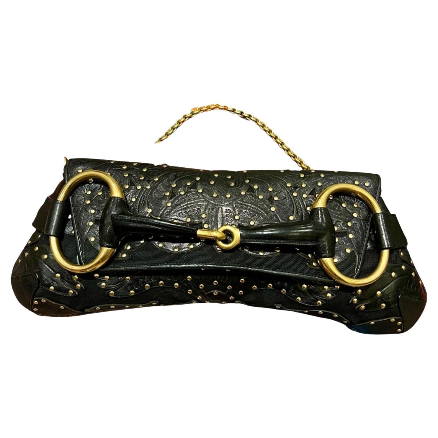 Gucci Horsebit 1955 Kette Umhängetasche Große aus schwarzem geprägtem Leder mit Goldnieten im Angebot