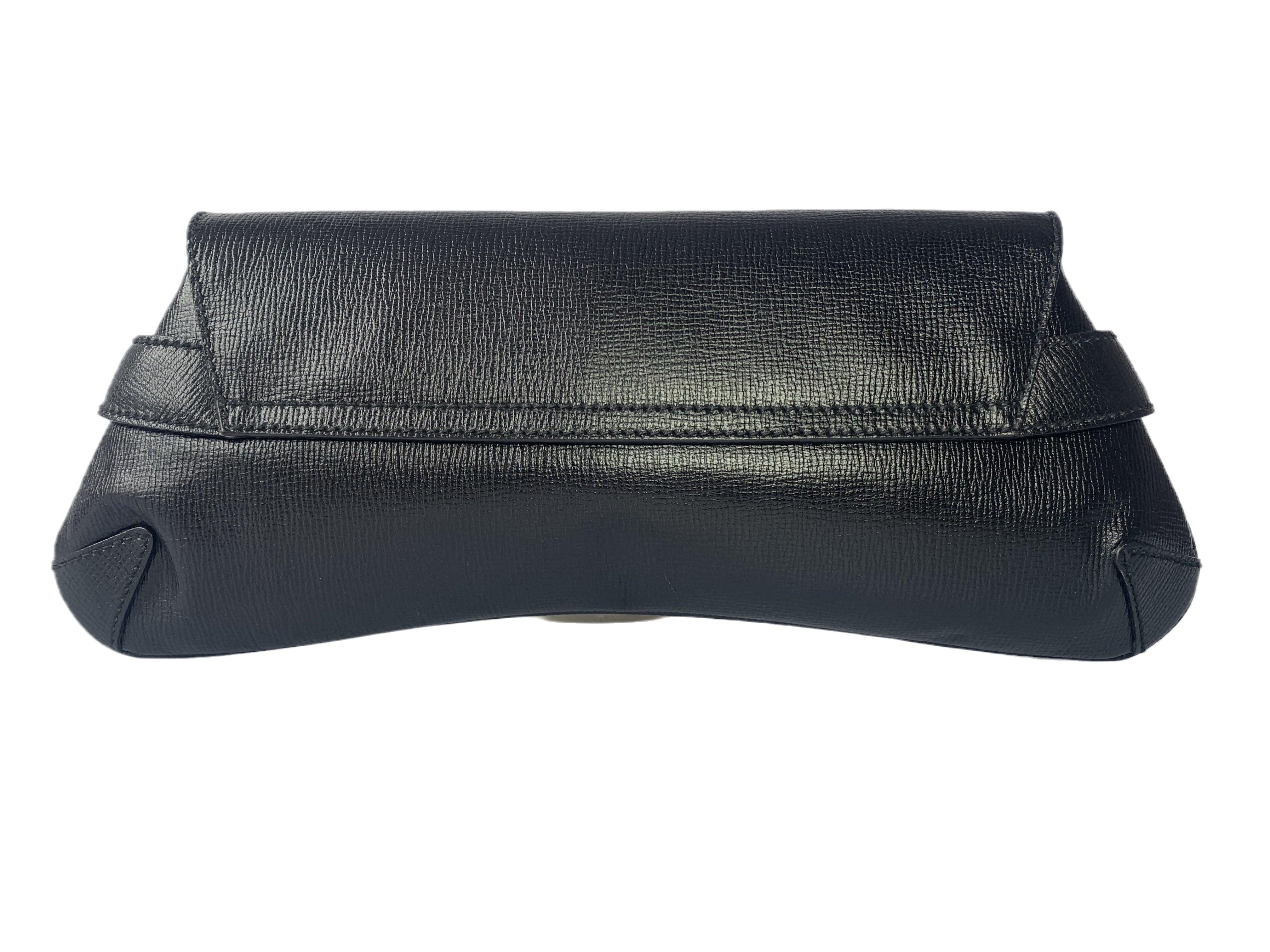 Gucci Horsebit 1955 Chain Shoulder bag Large Black Leather
 These are professional photos of the actual bag offered by Luxbags.
 
 Make a statement with this large all black leather Gucci shoulder bag. Crafted from scratch resistant black grained