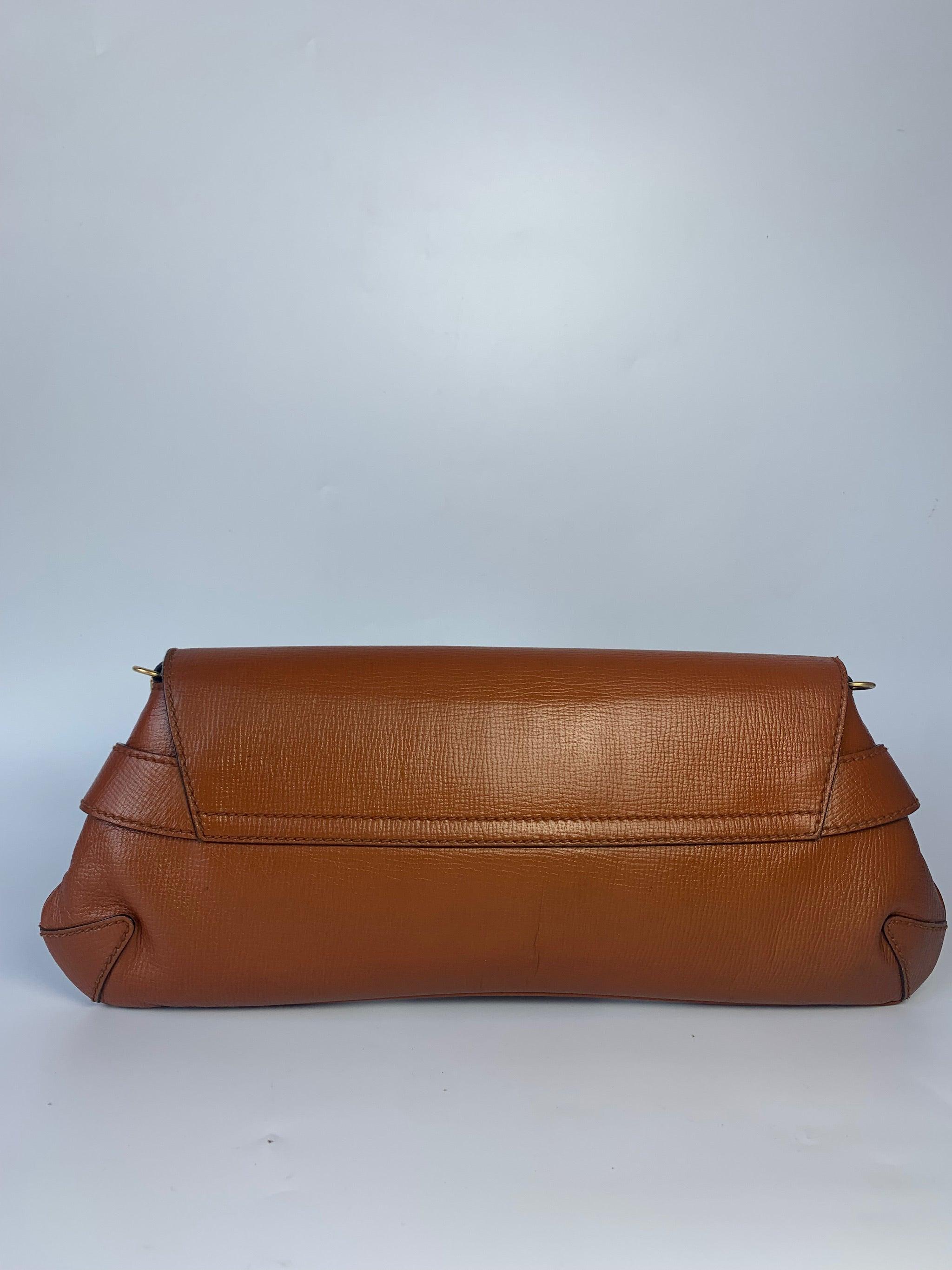 Gucci Horsebit 1955 - Grand sac à bandoulière en cuir de camel
 Il s'agit de photos professionnelles du sac offert par Luxbags.
 
 Faites-vous remarquer avec ce grand sac à bandoulière en cuir camel de Gucci. Fabriqué en cuir grainé noir résistant