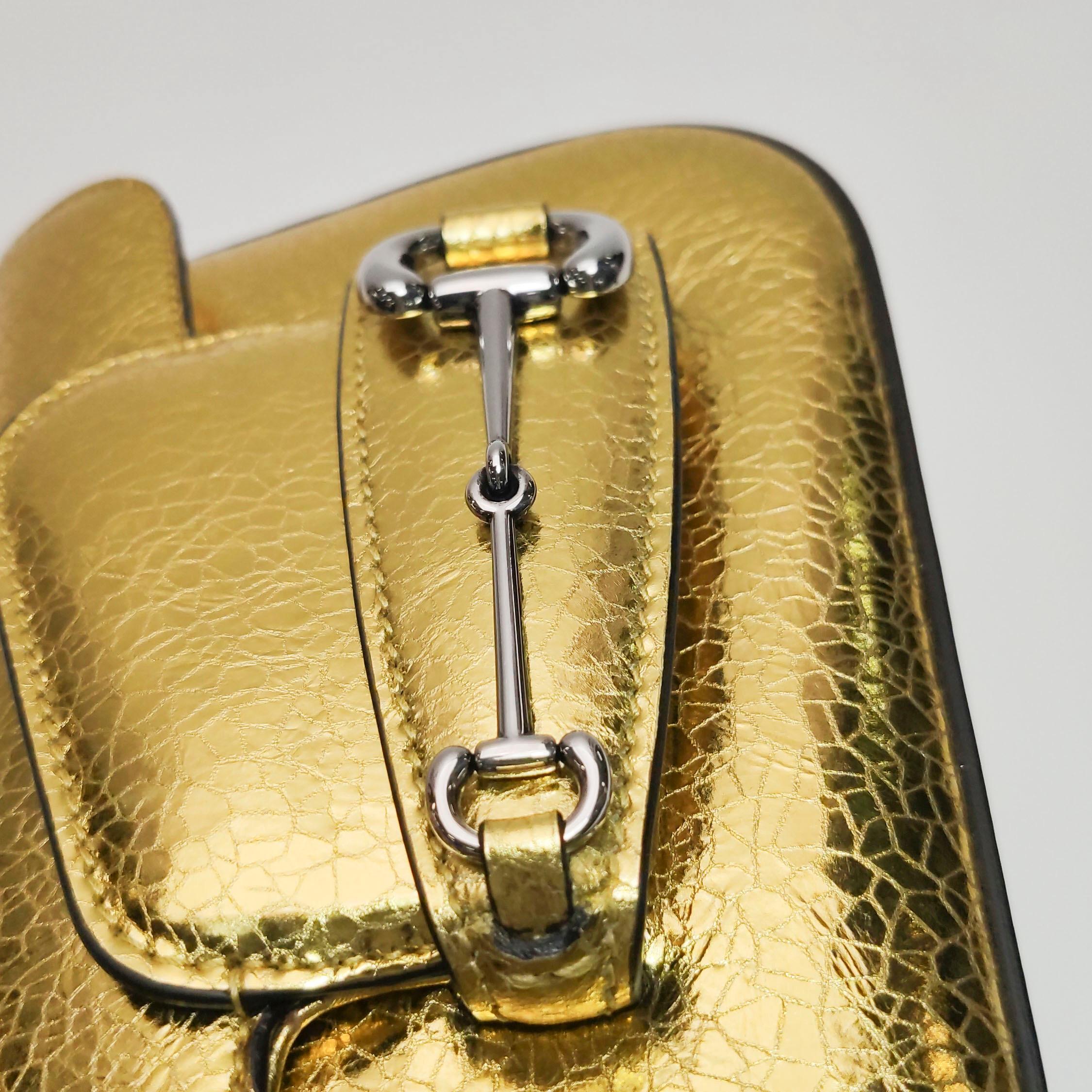 Sac à bandoulière en cuir craquelé Gucci 1955 Gold Metallic en vente 5
