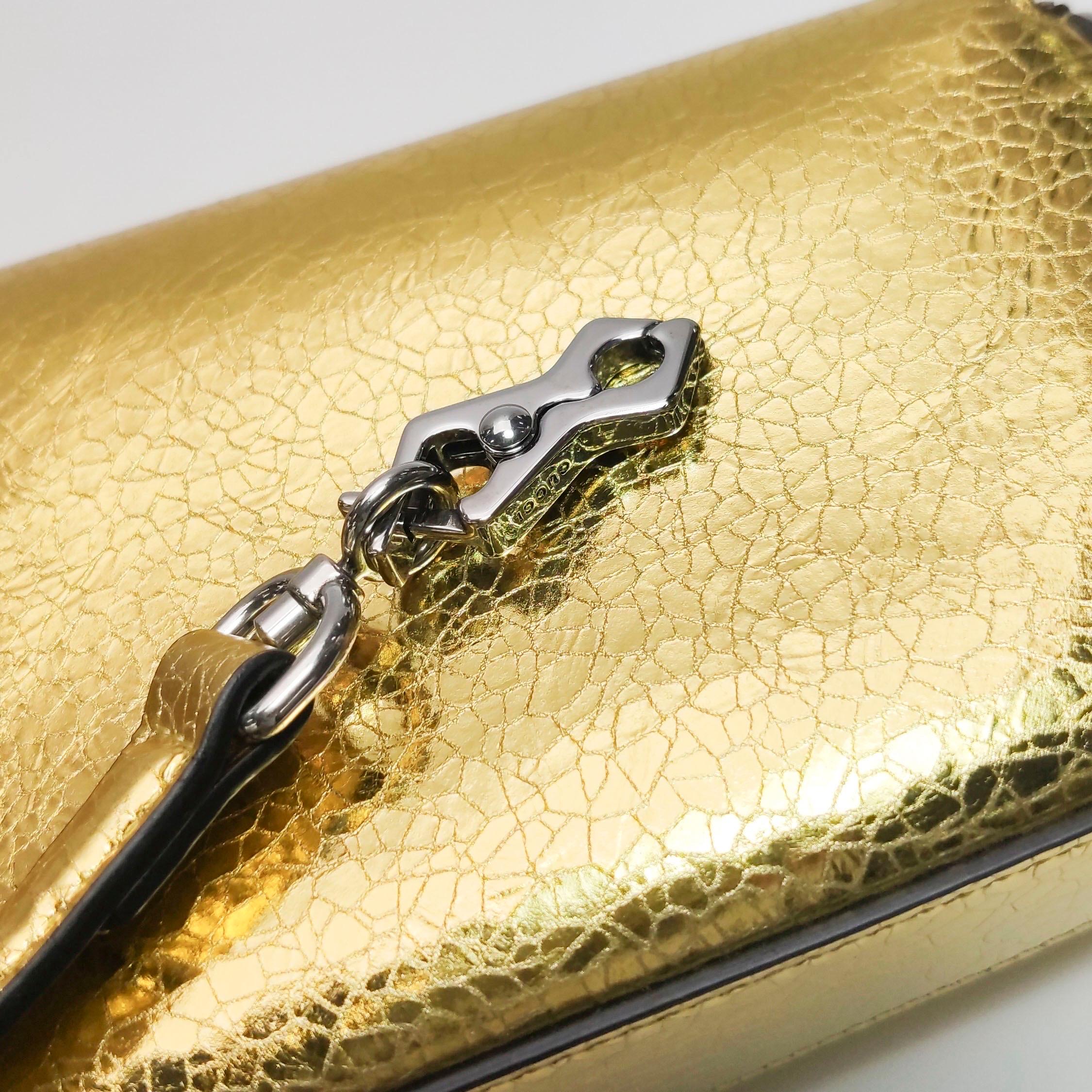 Sac à bandoulière en cuir craquelé Gucci 1955 Gold Metallic en vente 7