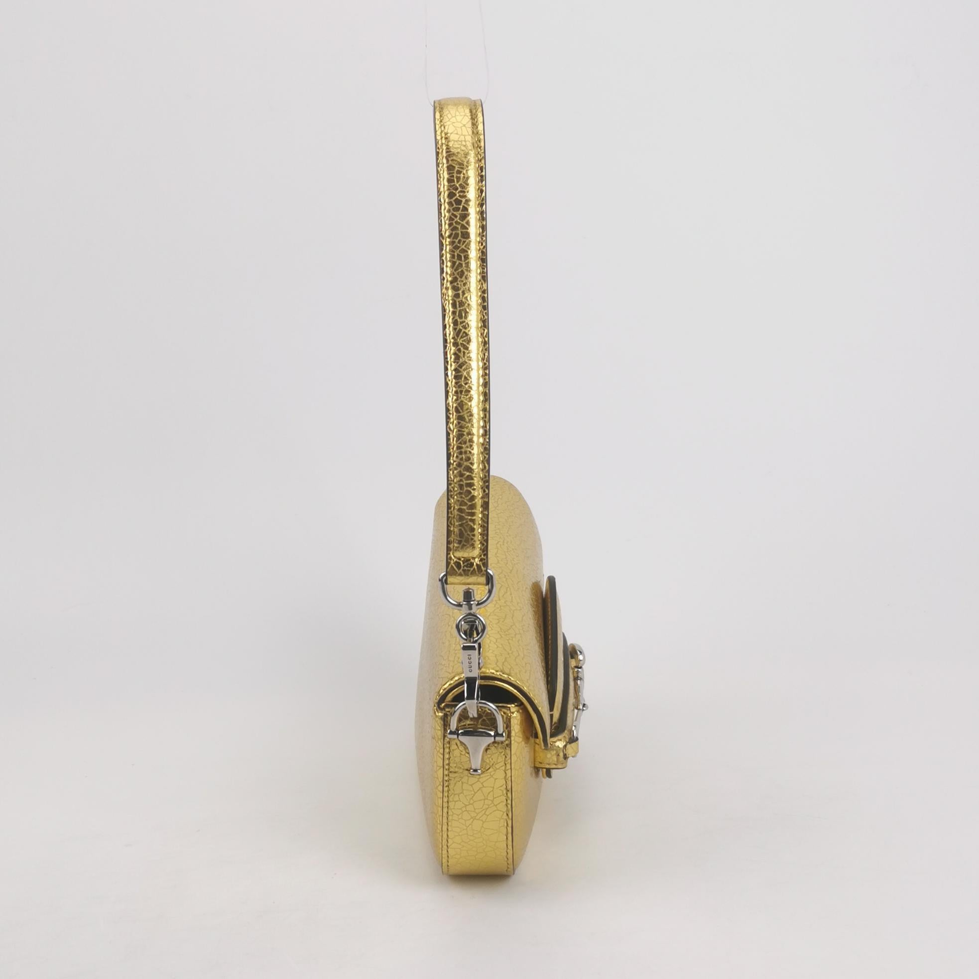 Sac à bandoulière en cuir craquelé Gucci 1955 Gold Metallic
Il s'agit de photos professionnelles du sac offert par Luxbags.
ÉTAT : NEUF
Ce sac à main Gucci authentique est en excellent état et ne présente que des signes d'usure minimes. Il peut y