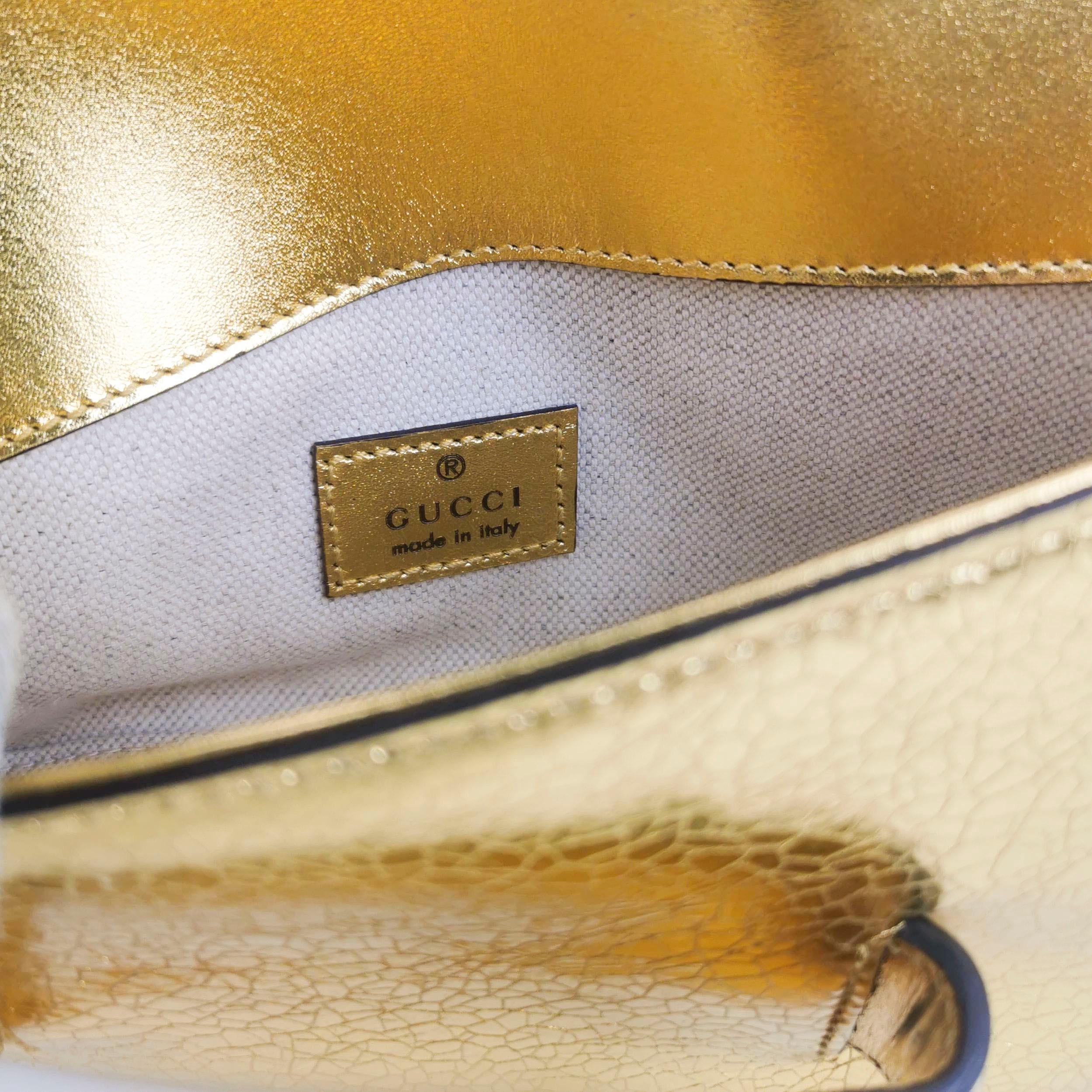 Sac à bandoulière en cuir craquelé Gucci 1955 Gold Metallic en vente 1