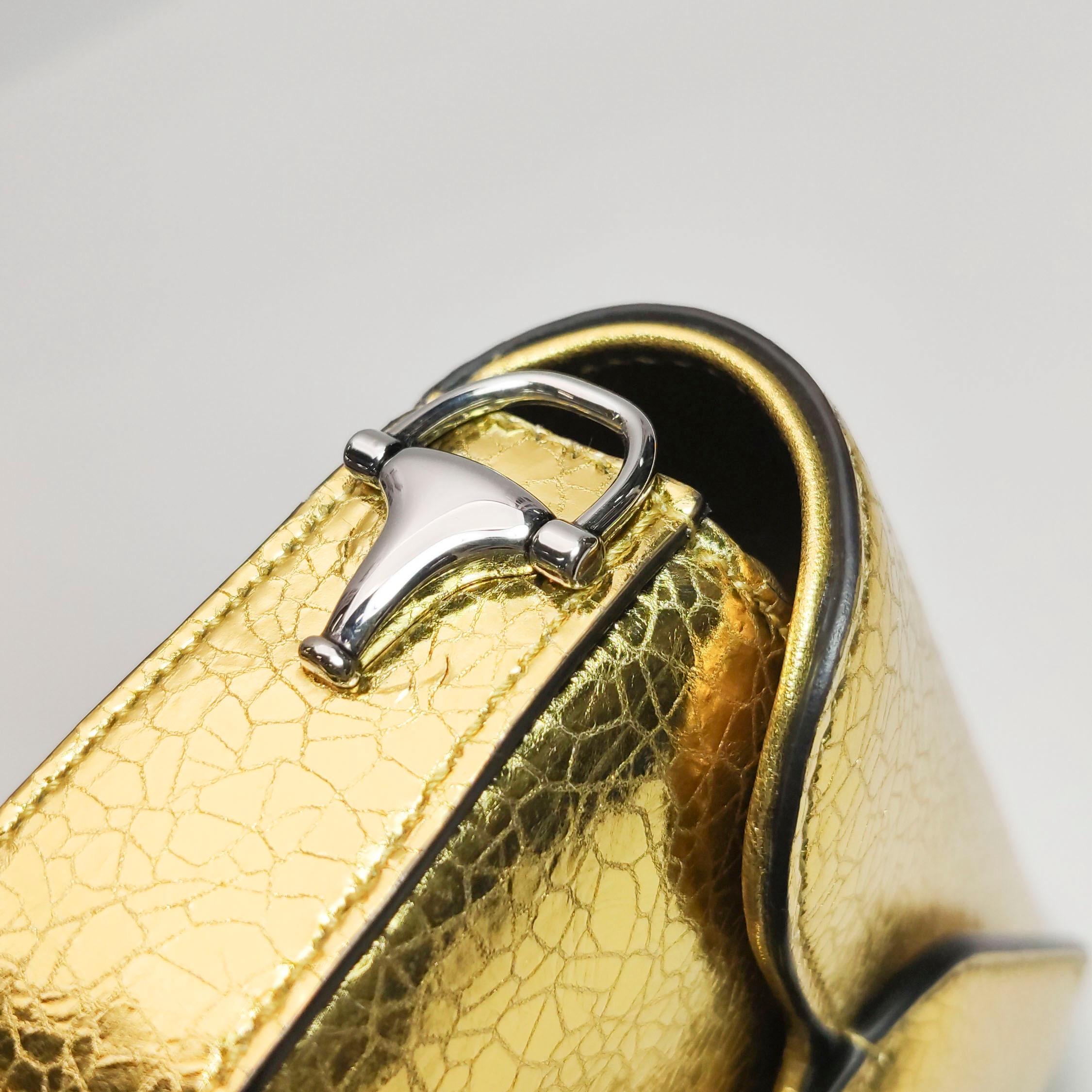 Sac à bandoulière en cuir craquelé Gucci 1955 Gold Metallic en vente 4