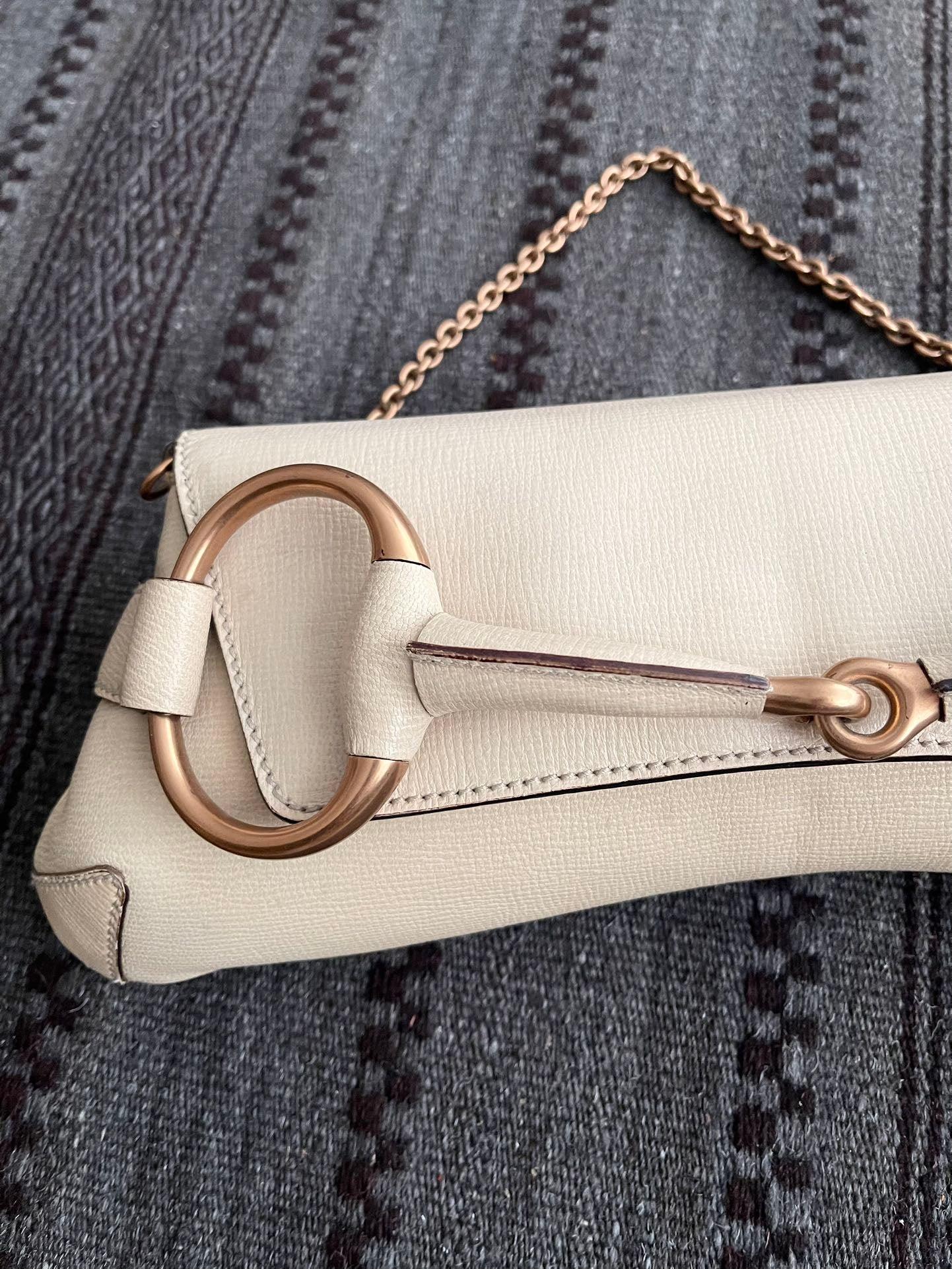 Gucci Horsebit 1955 grand sac à bandoulière en cuir blanc
 Il s'agit de photos professionnelles du sac offert par Luxbags.
 
 
 Faites-vous remarquer avec ce grand sac à bandoulière Gucci. Ce modèle est remis au goût du jour dans la collection Gucci