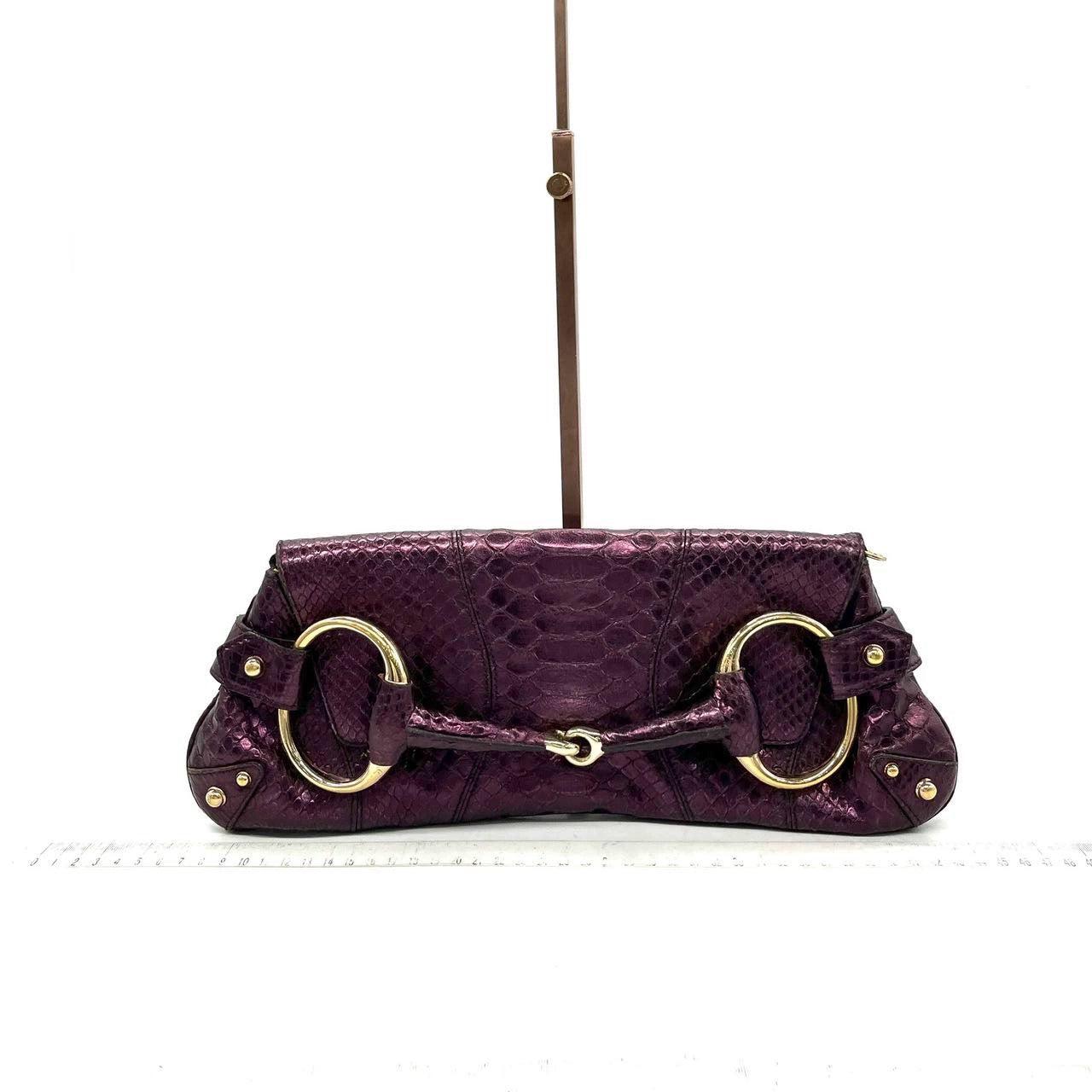 Gucci Horsebit 1955 Bolso de hombro grande de piel de lagarto púrpura metalizada
 Estas son fotos profesionales de la bolsa real ofrecida por Luxbags.
 
 Icónico bolso de hombro con cadena Horsebit 1955 de Gucci. Tom Ford design. Este bolso