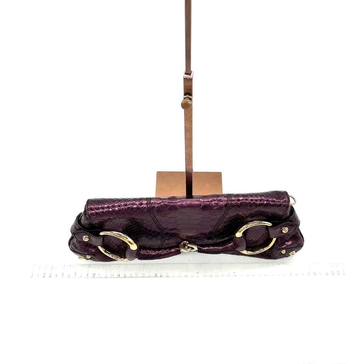 De las mujeres Gucci Horsebit 1955 Bolso de hombro grande de piel de lagarto púrpura metalizada