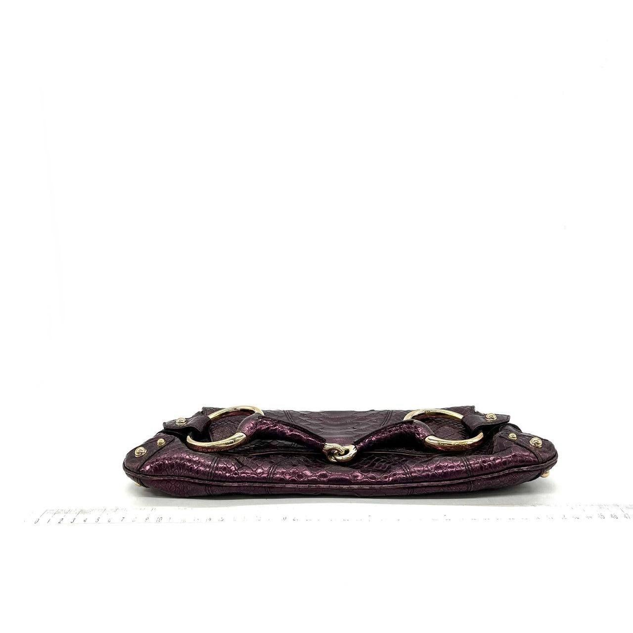 Gucci Horsebit 1955 Bolso de hombro grande de piel de lagarto púrpura metalizada 1