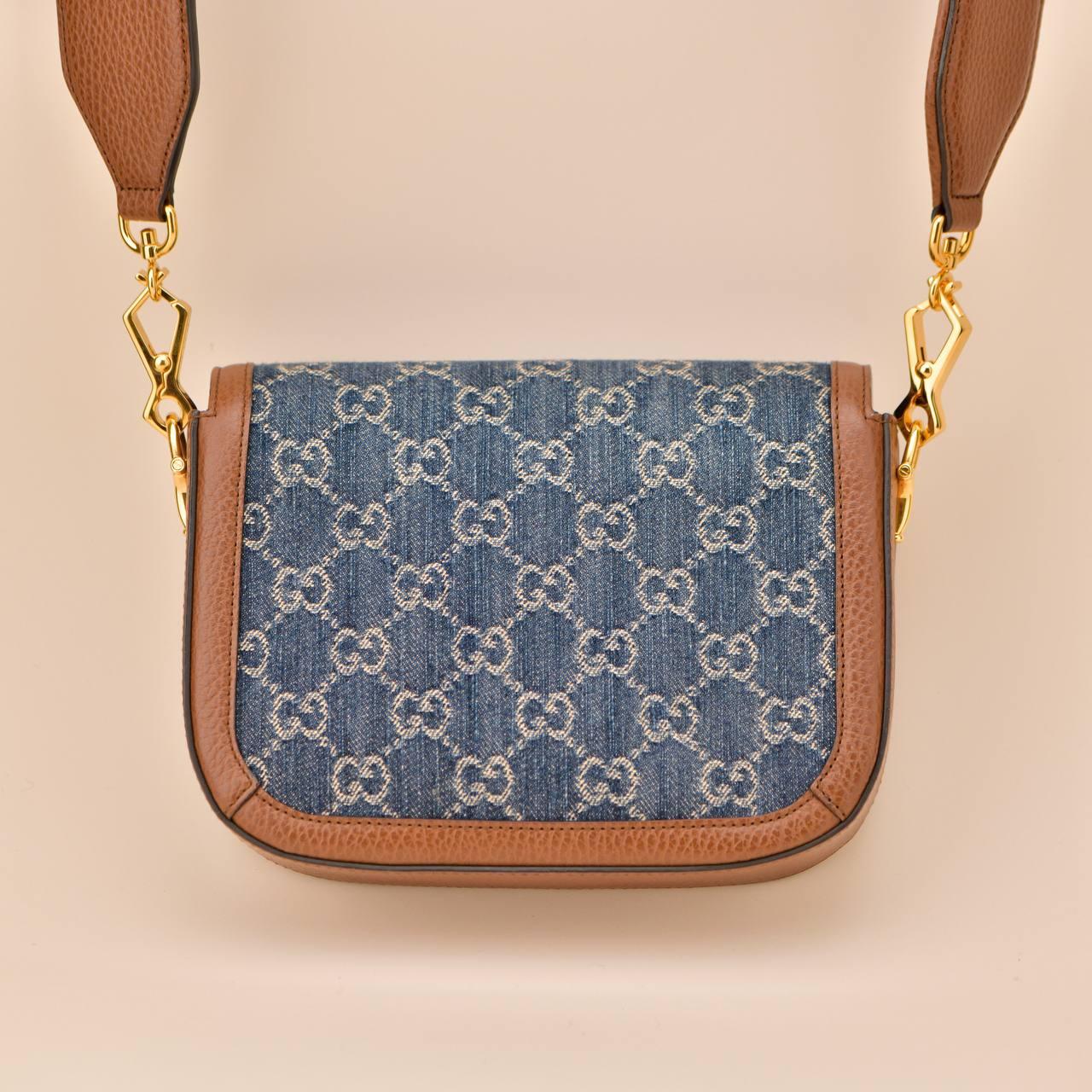 Gris Petit sac à main Gucci Horsebit 1955 Monogram Denim Crossbody en vente