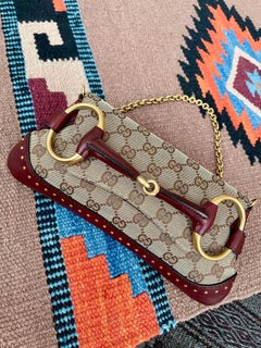 Gucci Horsebit 1955 Petit sac à bandoulière en cuir beige avec monogramme bordeaux