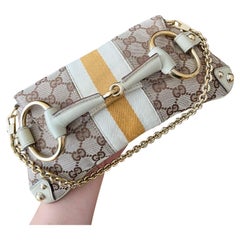 Gucci Horsebit 1955, petit sac à bandoulière en tissu beige avec monogramme jaune toile