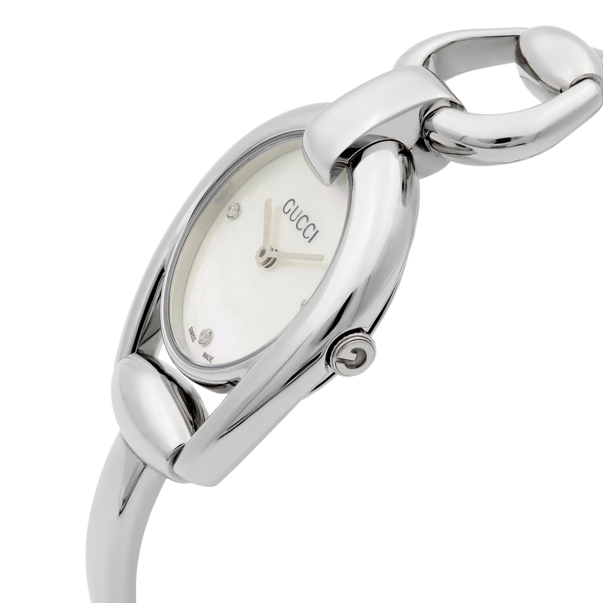 Damenu Quarz-Quarz-Uhr YA139506 aus Stahl mit weiem Diamant-Zifferblatt im Zustand „Hervorragend“ im Angebot in New York, NY
