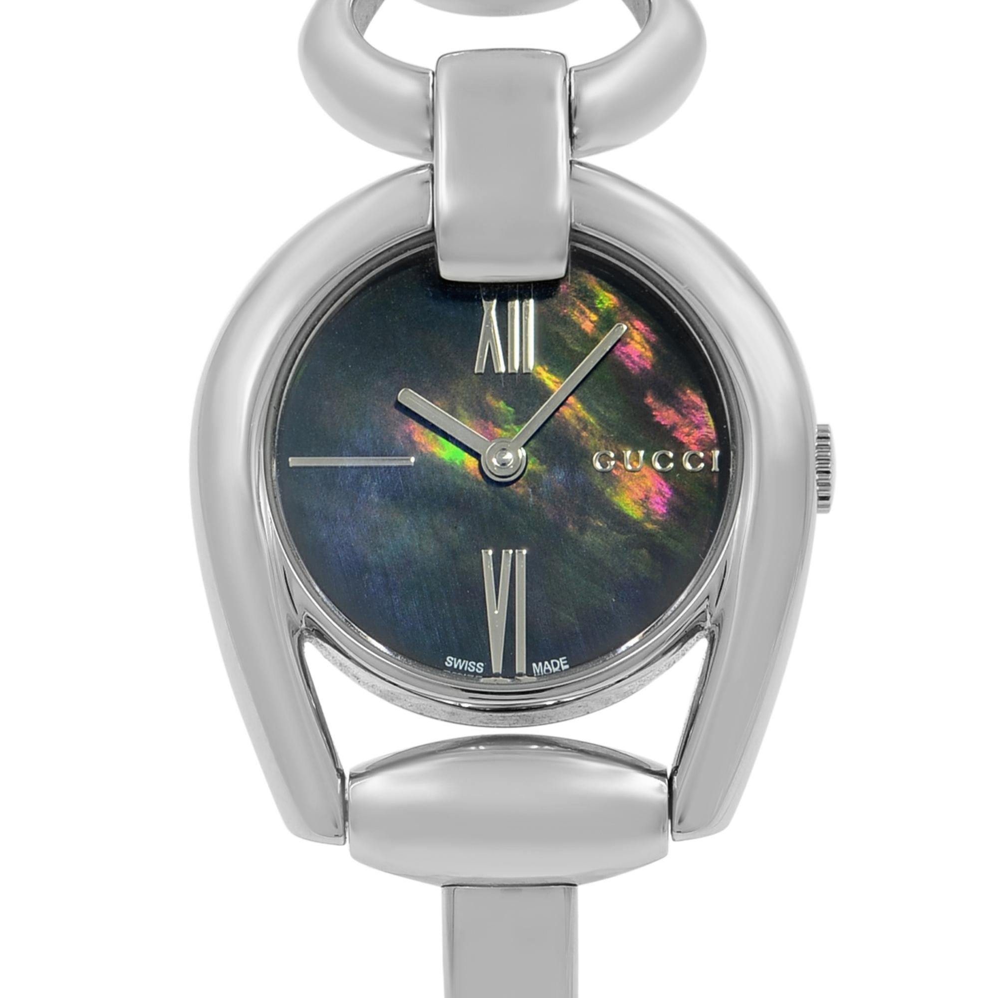Ce Gucci Horsebit YA139503 d'occasion est une belle pièce d'horlogerie pour femme:: alimentée par un mouvement à quartz et logée dans un boîtier en acier inoxydable. Il a un visage de forme ronde:: un cadran sans caractéristiques et des marqueurs de