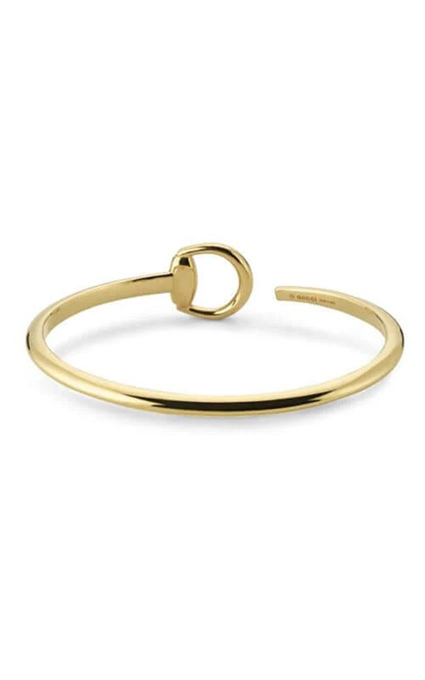 Gucci célèbre le 20e anniversaire de la ligne de bijoux Horsebit avec des pièces classiques et emblématiques en or jaune 18 carats. Ce bracelet manchette est défini par une variation en demi-mors de cheval du détail emblématique.

Or jaune 18k
Motif