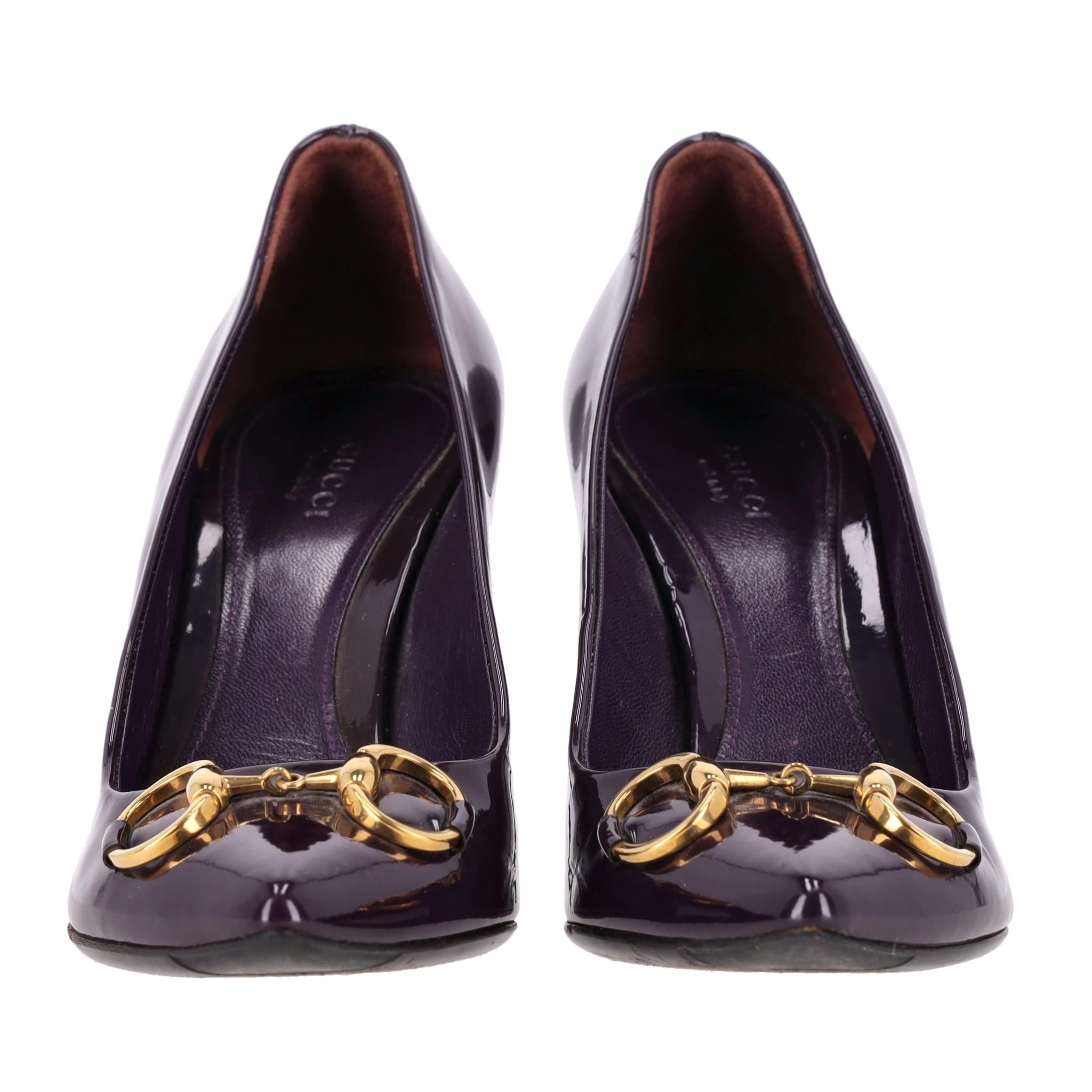 Gucci Horsebit Detail Patent Leather Pumps

Dark purple heels crafted from glossy patent leather and detailed with the brand's signature gold Horsebit buckle to the front.

Featuring a pointed toe and stiletto heel.

Rrp Approx. £800

Size –