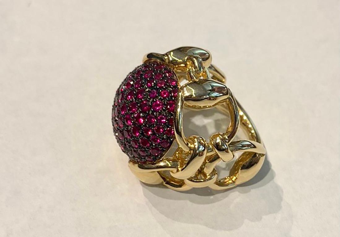 Gucci Horsebit Equestrian 18k Gold Cocktail Ring with Pink Sapphires In Excellent Condition In Bilbao, ES