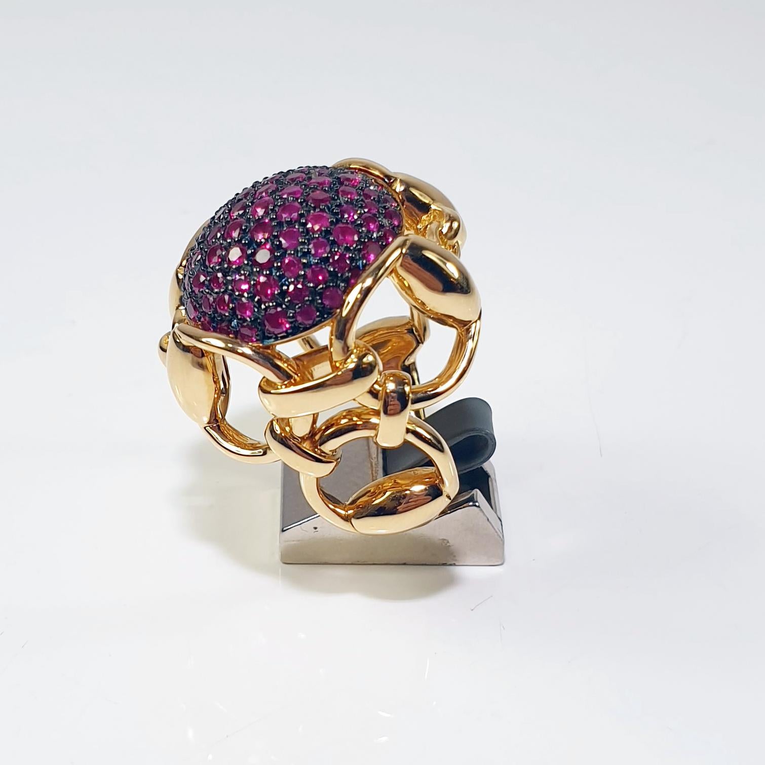Gucci Horsebit Reiter 18k Gold Cocktail-Ring mit rosa Saphiren (Zeitgenössisch)