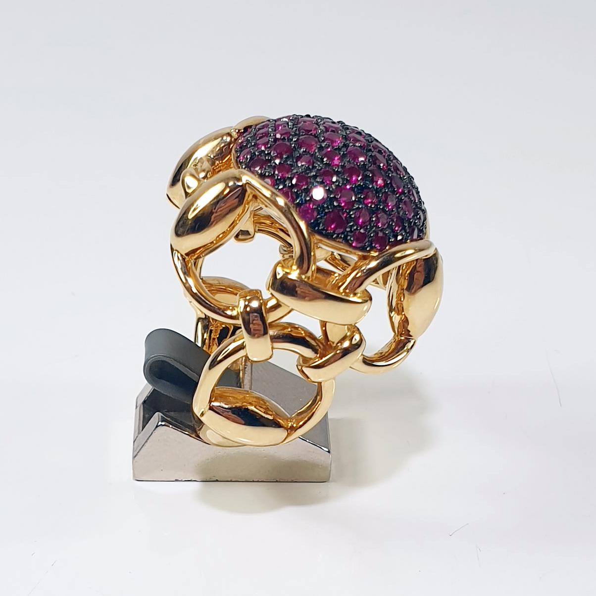 Gucci Horsebit Reiter 18k Gold Cocktail-Ring mit rosa Saphiren (Brillantschliff)