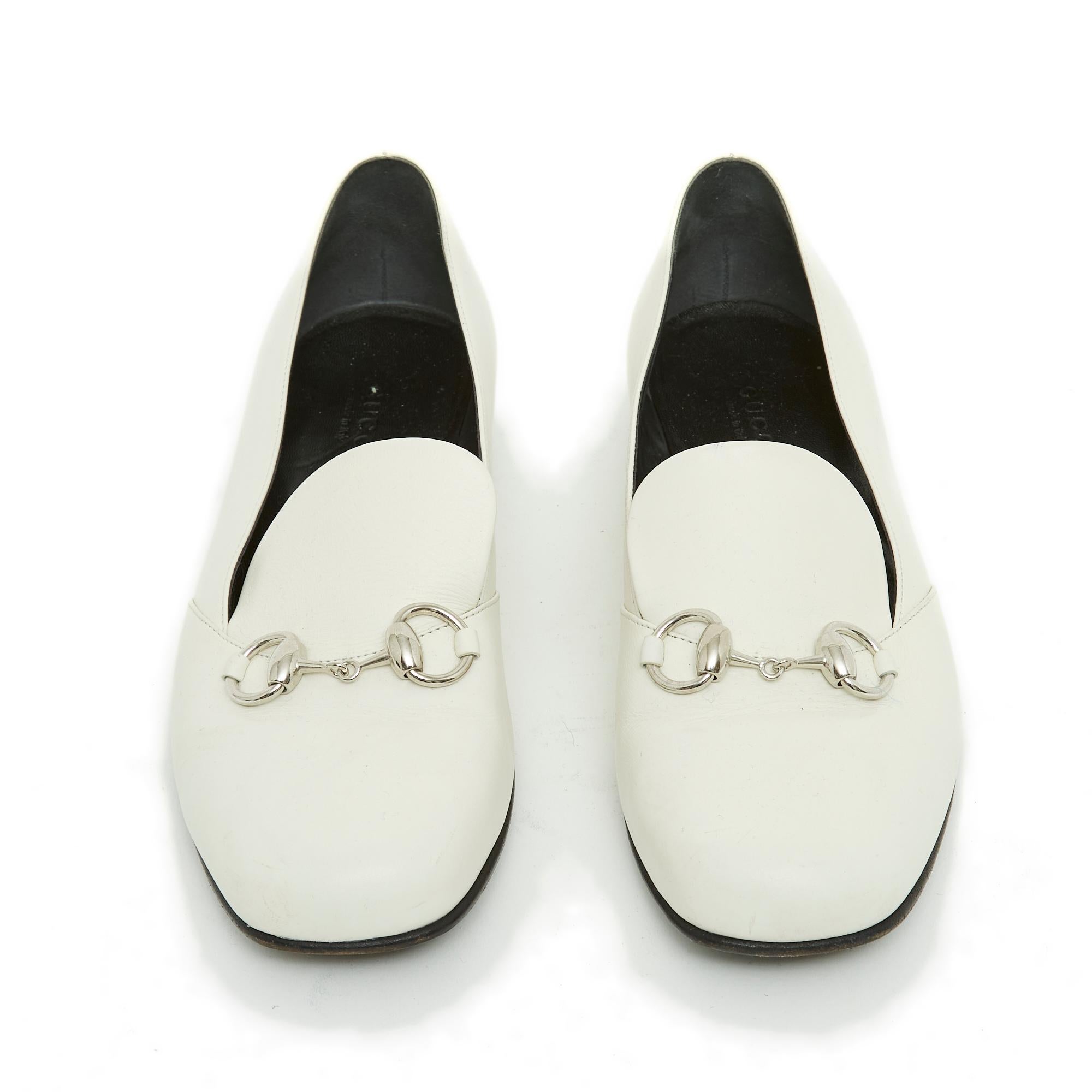 Gucci Horsebit model moccasins or ballerinas in white leather and silver metal horsebit pattern, rounded square toe, black leather outsole. Size 38EU, heel 0.5 cm, insole 24 cm. The shoes have already been worn but they are in very good condition,