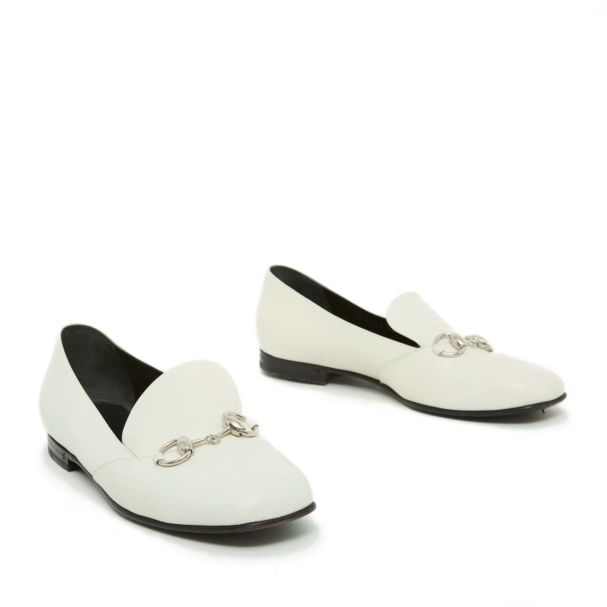 Gucci Horsebit Flats EU38 White Leather Loafers US7.5 In Excellent Condition For Sale In PARIS, FR