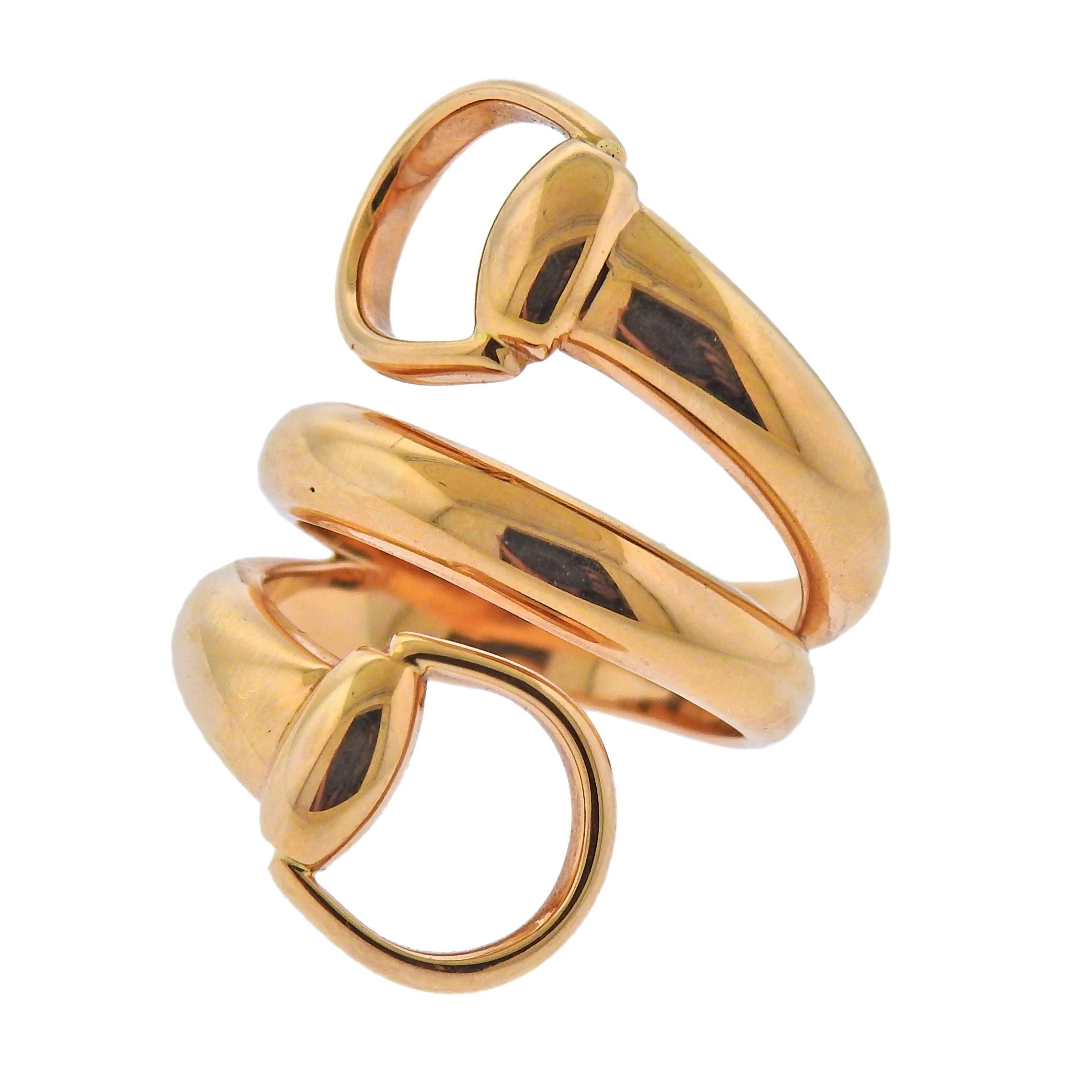Bague enveloppante en or jaune 18 carats Horsebit par Gucci. Avec boîte/papiers. Taille de bague - 6::25:: bague supérieure - 33 mm de large. Poids - 16::2 grammes. Marqué : Gucci:: 13 ans:: Au750:: fabriqué en Italie.