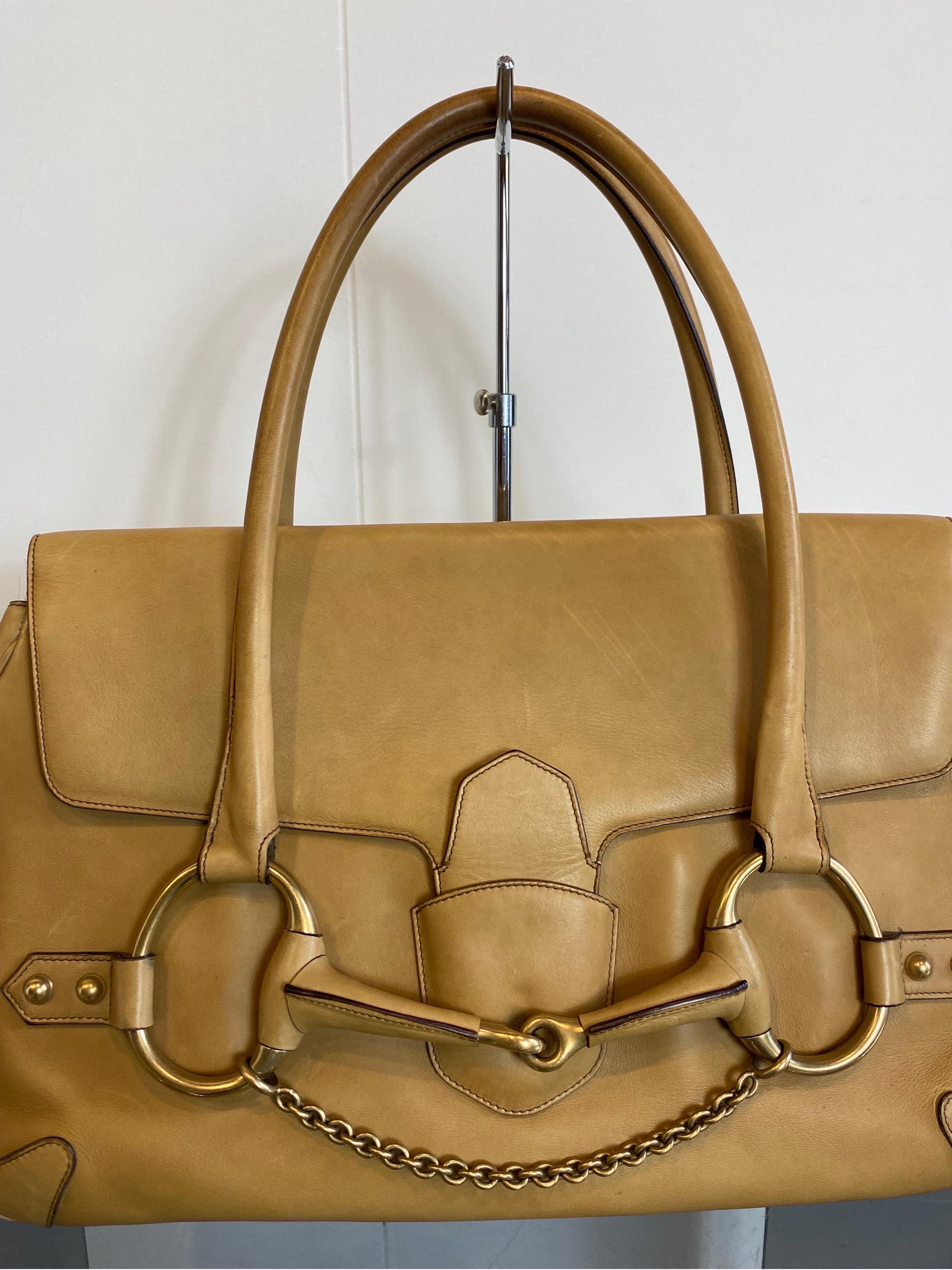 Borsa in pelle Gucci Horsebit
Pelle. Colore senape.
Modello maxi.
Larghezza 50
Altezza 31
Profondità 13
In buone condizioni generali, il manico è stato ricucito.
Alcuni segni di utilizzo ma in ottime condizioni, interno marrone lucido.