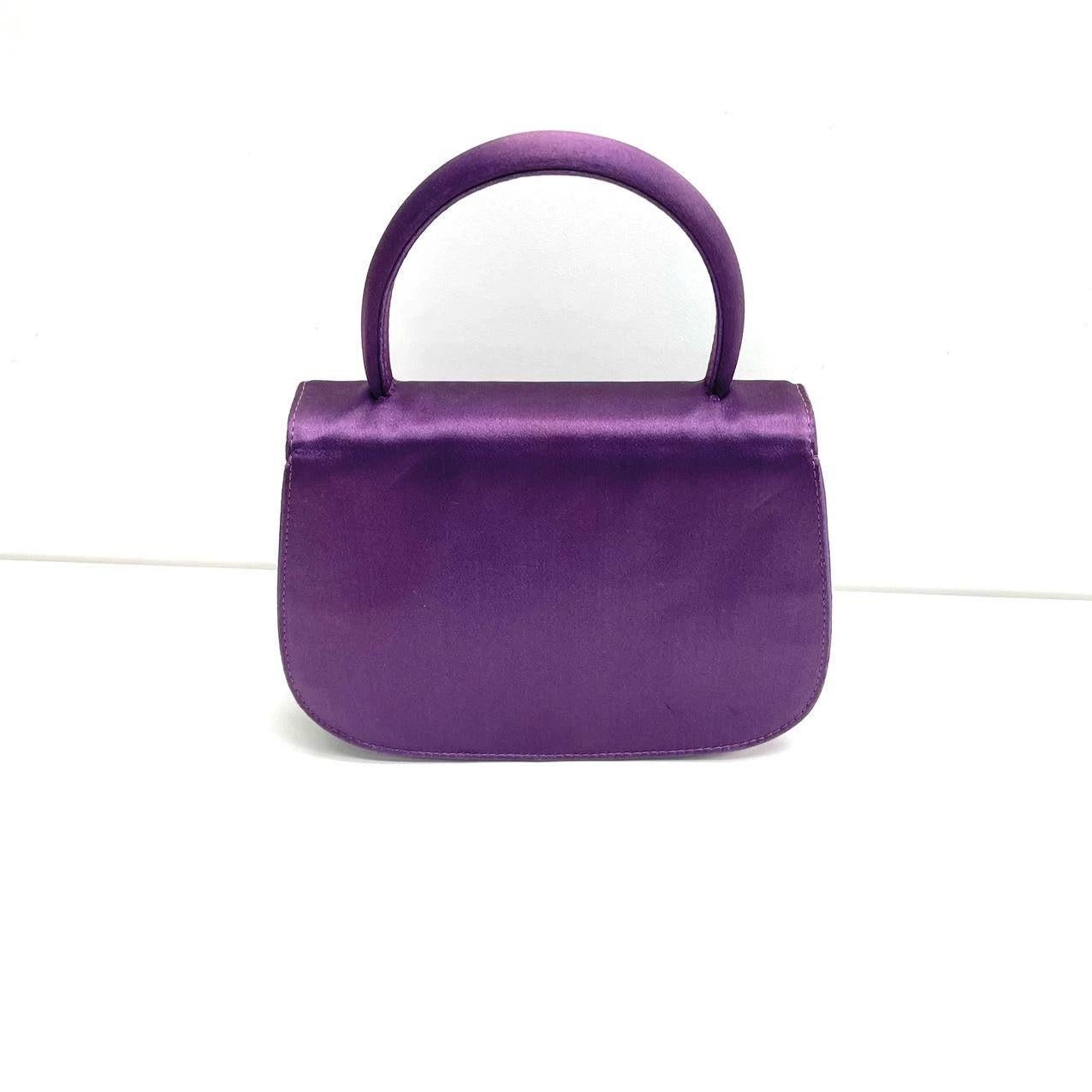 Gucci Night Super Mini sac à poignée en satin violet avec sangle
 Il s'agit de photos professionnelles du sac.
 CONDITION : MINT comme NEW
 Ce sac d'occasion Gucci horsebit top handle est dans un état neuf très rare. 
 DÉTAILS 
 
 Gucci
 
 
 Matière