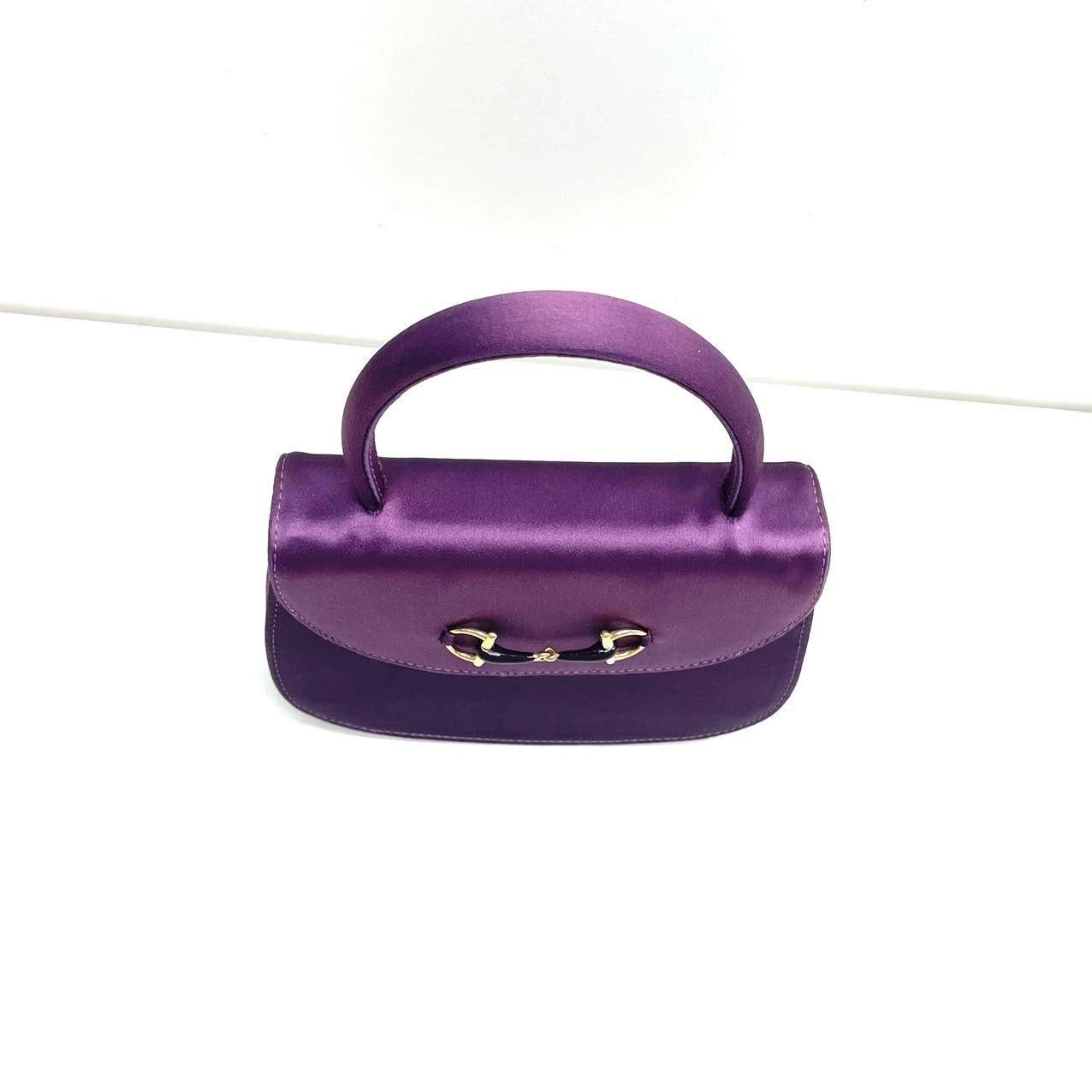 Violet Gucci Night Super Mini sac à poignée en satin violet avec sangle en vente