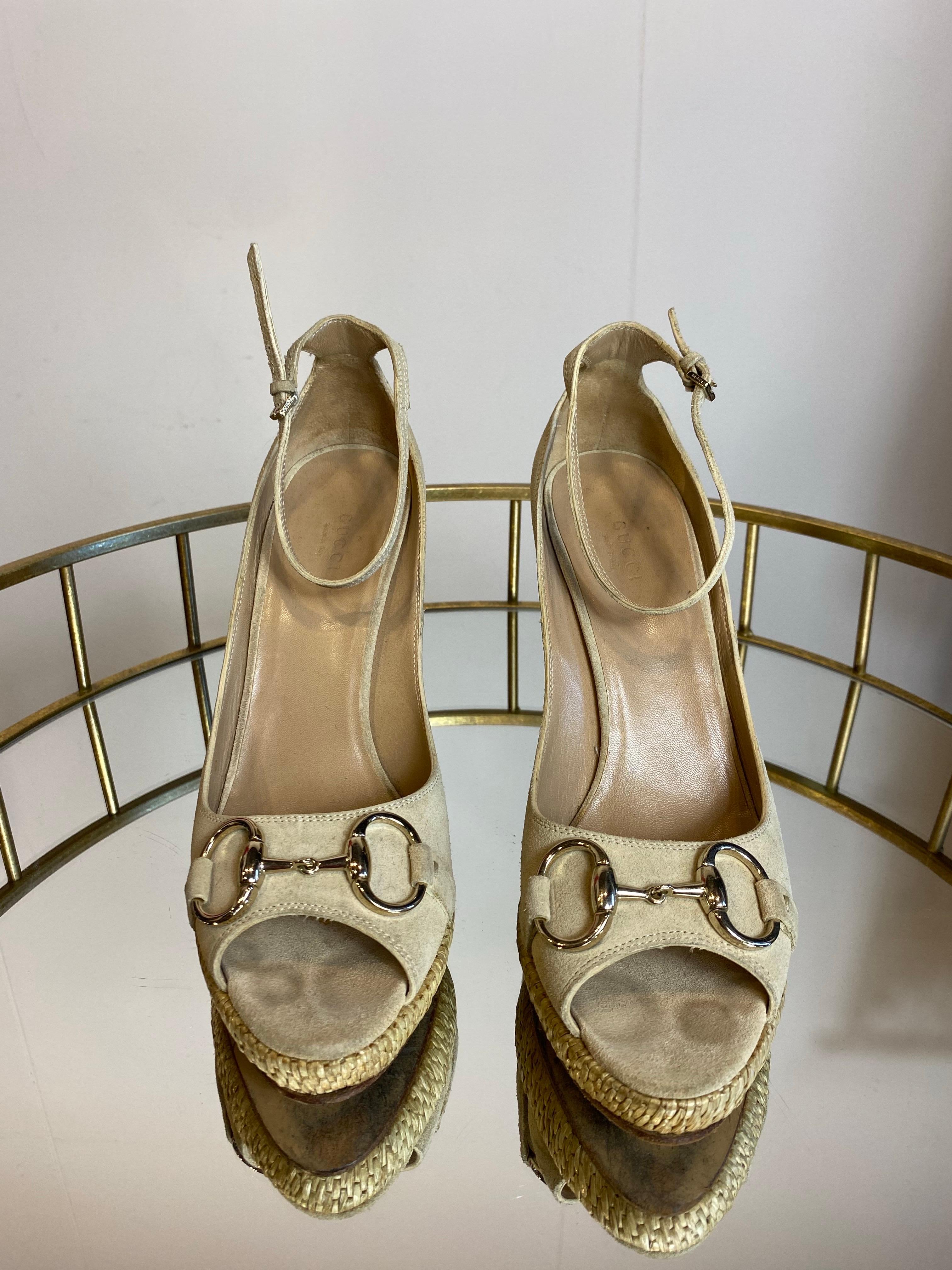 Gucci Sandalia con puntera abierta. Horsebit.
En ante beige y tacones bordados.
Talla 39 Italiana
Suela interior 26 cm
Cuña 12,5 cm
Condiciones correctas. Usadas y tienen muchas marcas tanto en la plantilla como en el ante como se ve en la foto.