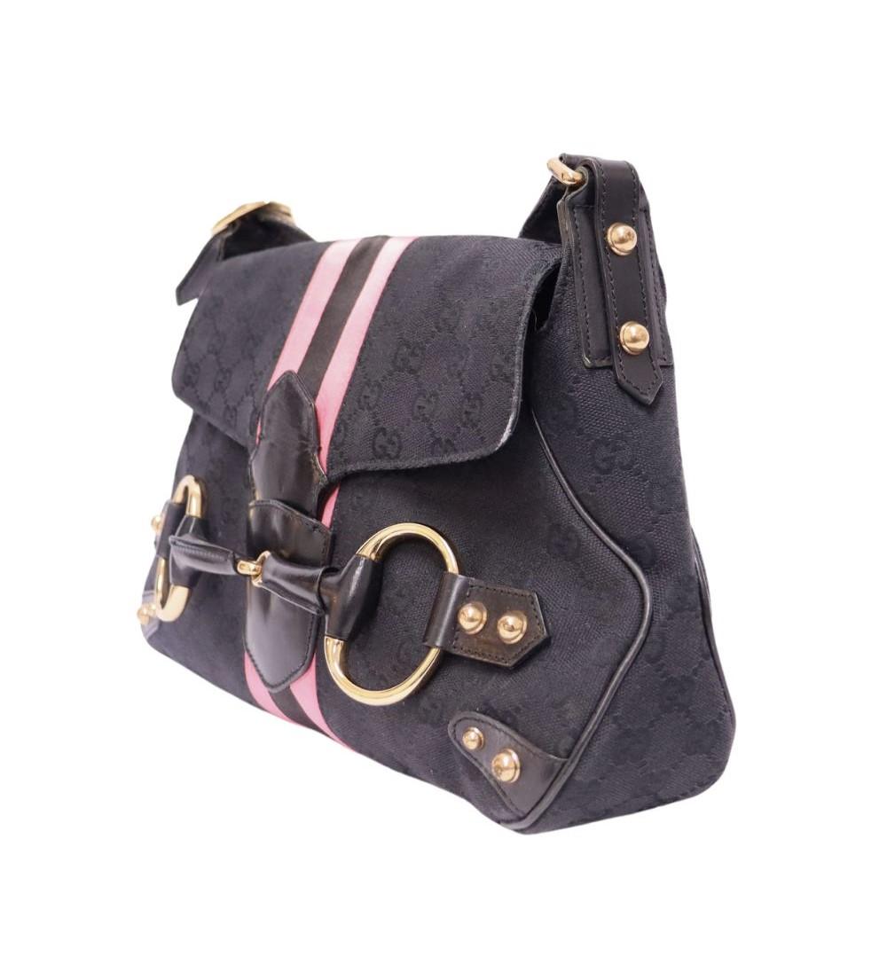 Gucci Horsebit Shoulder Bag, Features a Monogrammed Canvas, Horsebit Buckle, One Interior Pocket, and a Slide Flap Closure.

Material: Leather and Canvas 
Hardware: Gold
Height: 21cm
Width: 32cm
Depth: 8cm
Shoulder Drop: 16cm
Overall condition: