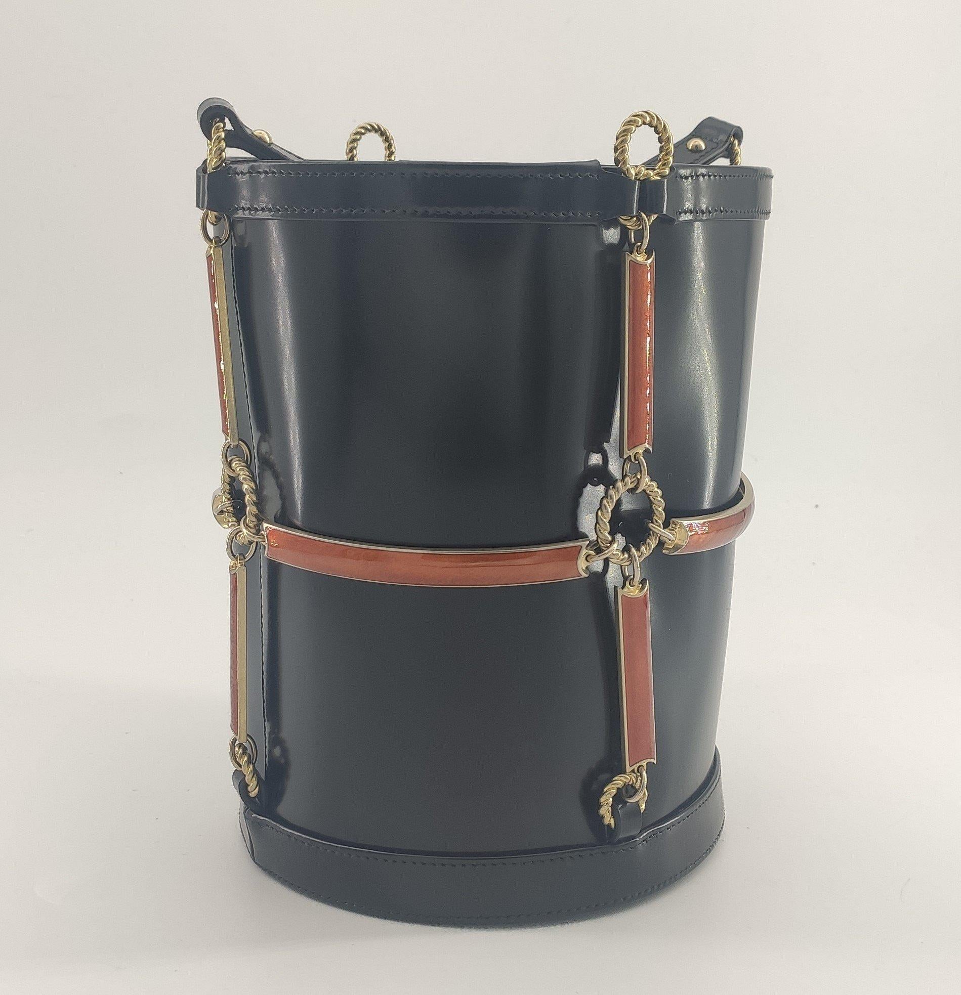 - Designer: GUCCI
- Model: Horsebit
- Condition: Never worn. 
- Accessories: Dustbag, Box
- Measurements: Width: 18cm, Height: 22.5cm, Depth: 17cm, Strap: 96cm
- Exterior Material: Leather
- Exterior Color: Black
- Interior Material: Cloth
-