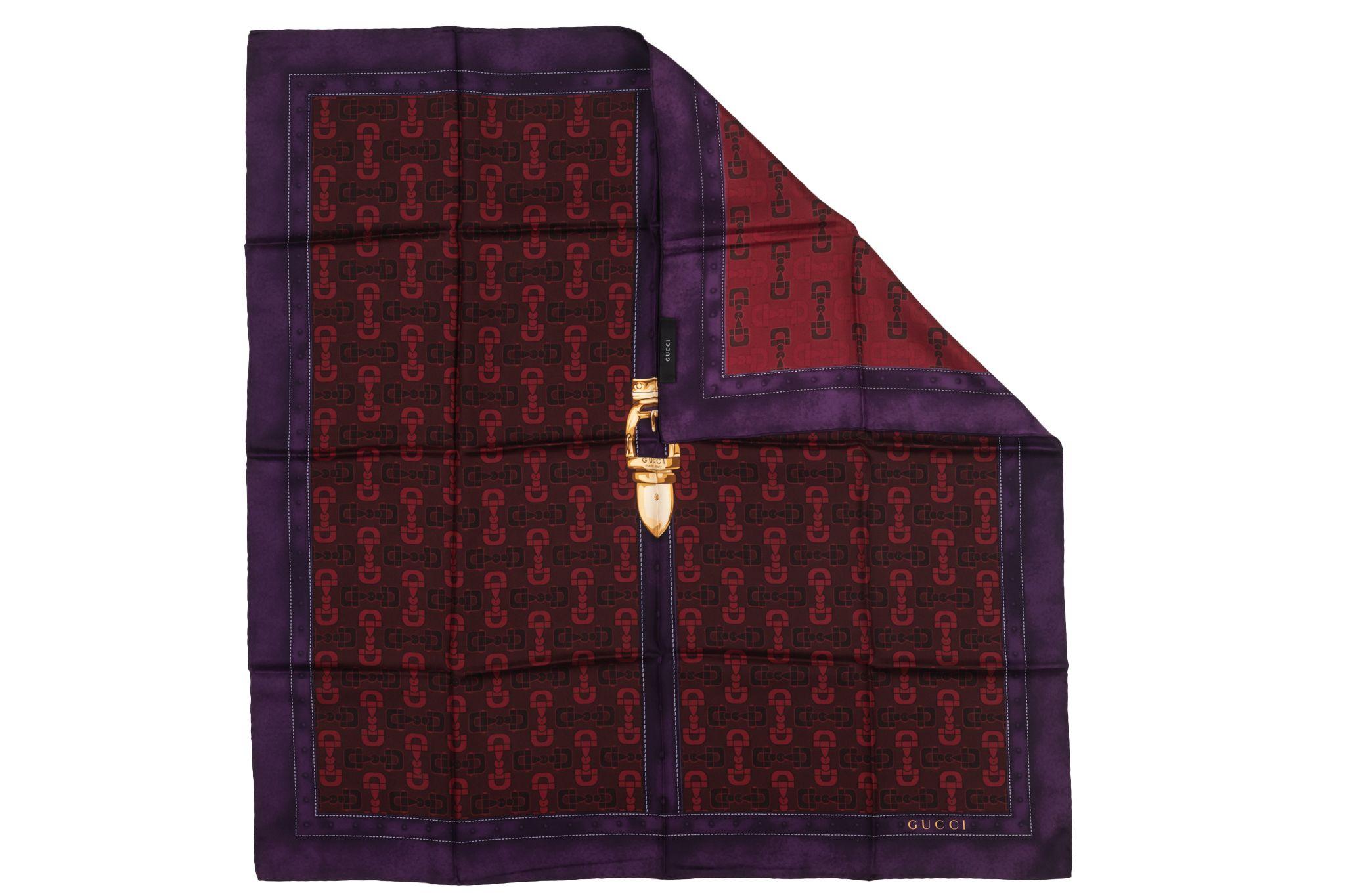 Echarpe en soie à mors de cheval Gucci, rouge et cadre violet. Le motif représente plusieurs mors de cheval et, au milieu, une serrure. L'article est en excellent état.