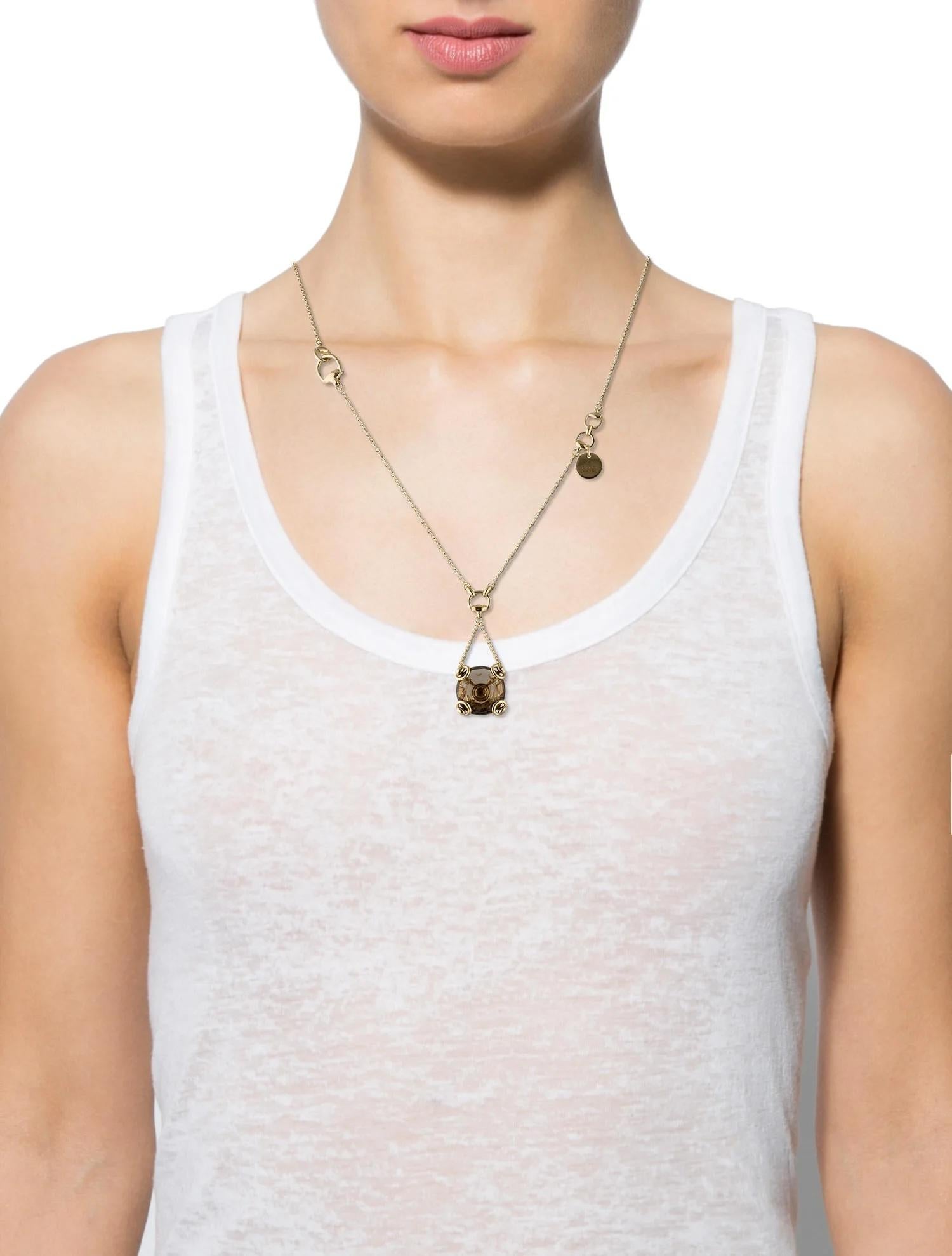 Contemporain Gucci Collier pendentif en or jaune 18 carats avec quartz fumé et pierres précieuses en vente