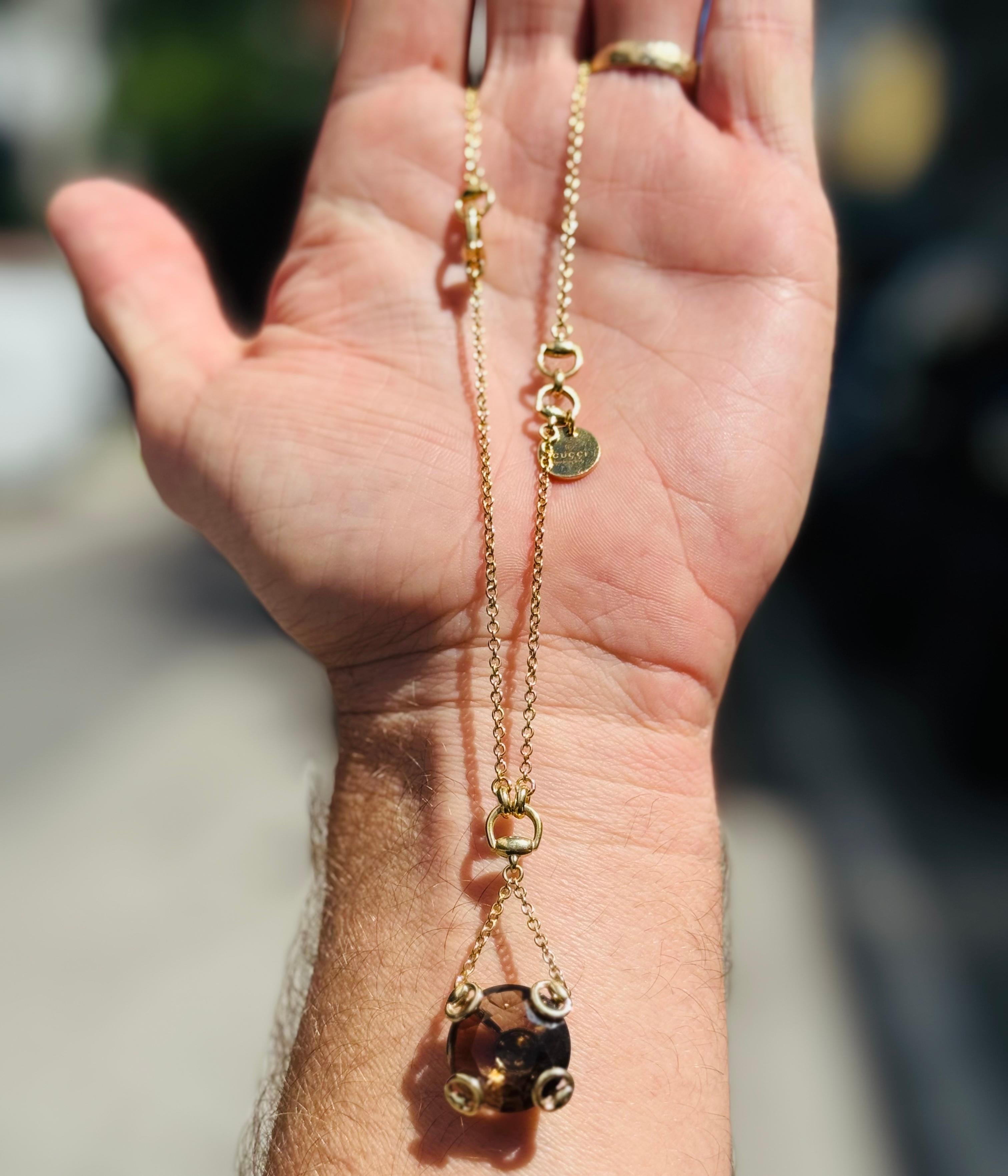 Gucci Collier pendentif en or jaune 18 carats avec quartz fumé et pierres précieuses Excellent état - En vente à MIAMI, FL
