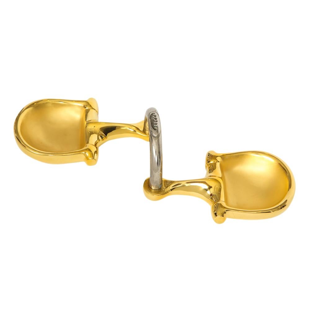 Gucci Horsebit Doppel-Aschenbecher, Messing, Blattgold, Nickel und Leder, signiert. Klobige Zwillings-Aschenbecher mit Pferdemotiv von der berühmten Modemarke, die ein eigenes Museum in Florenz besitzt. Der Griff aus vernickeltem Messing ist drehbar