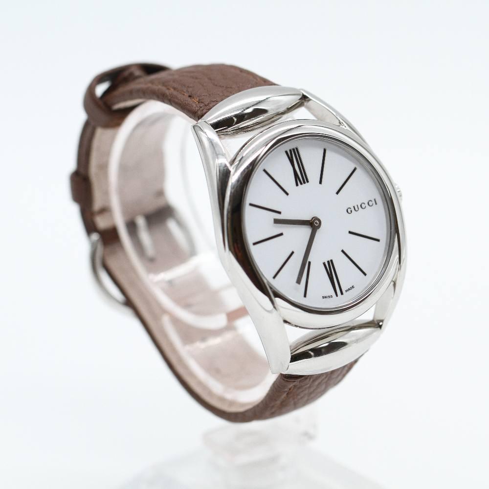 GUCCI HORSEBIT YA140401 Brand New Watch, 34mm stainless steel case excluding crown. Sapphire crystal. Porcelain white dial. Brown leather strap with pin buckle. Quartz movement. Water resistant 5atm. Delivered with box. Ref : D363824FJ