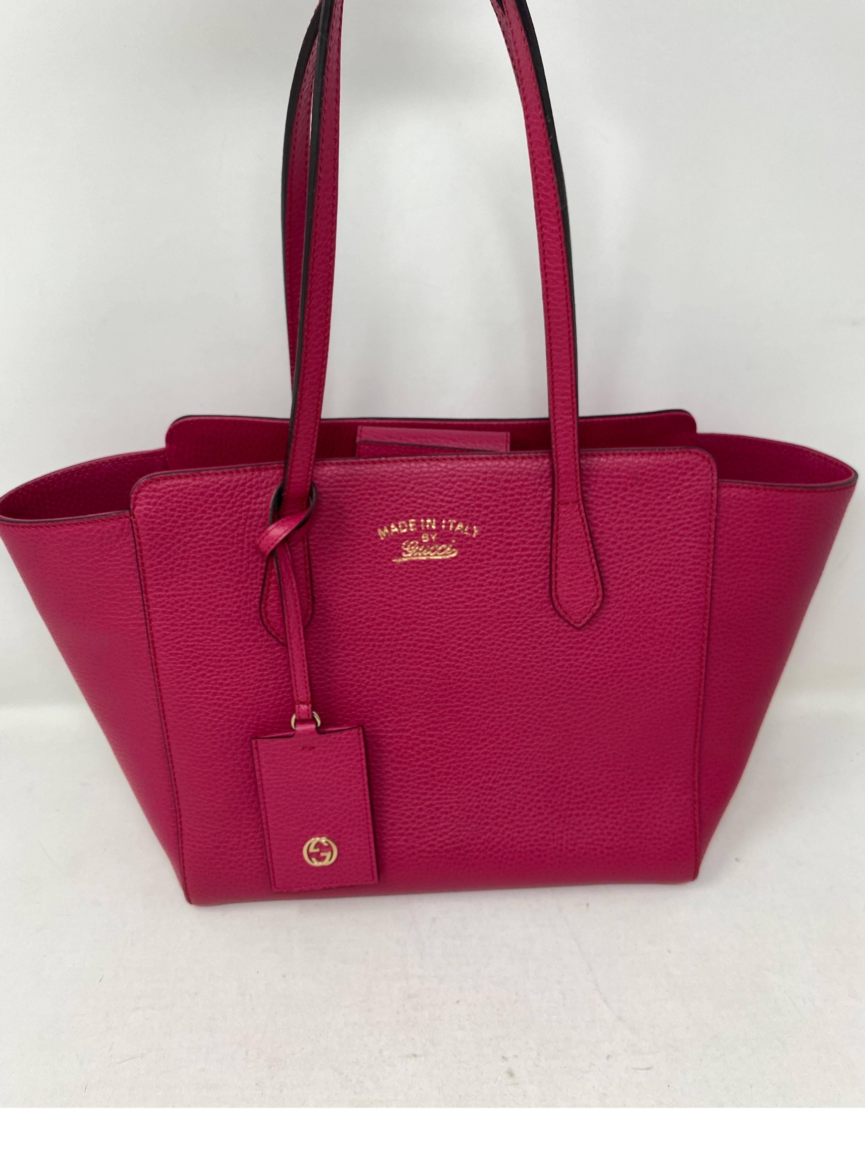 Gucci Hot Pink Ledertasche. Tasche im Tote-Stil mit Gucci-Lederanhänger. Ausgezeichneter:: neuwertiger Zustand. Innen sauber. Garantiert echt.