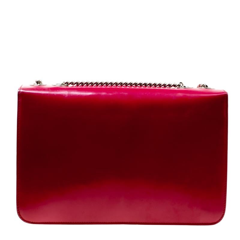 Dazzle the eyes that fall on you when you swing this stunning Gucci creation. Crafted from patent leather in a breathtaking hot pink hue, the shoulder bag is styled with a flap that has the interlocking GG. The bag has a spacious leather interior