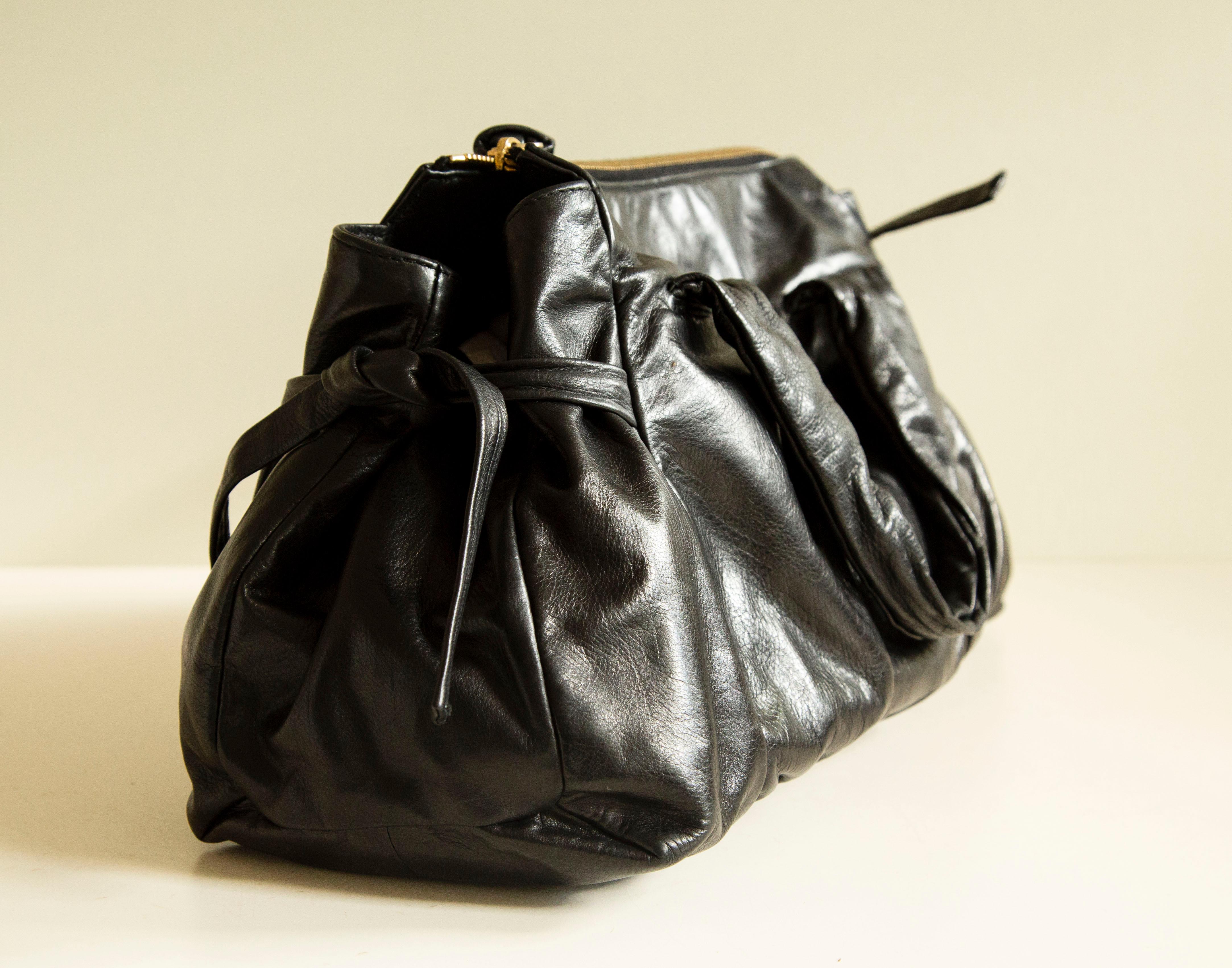 Gucci Hysteria 2000s Top Handle Bag  in Black Shiny Leather In Excellent Condition For Sale In Arnhem, NL